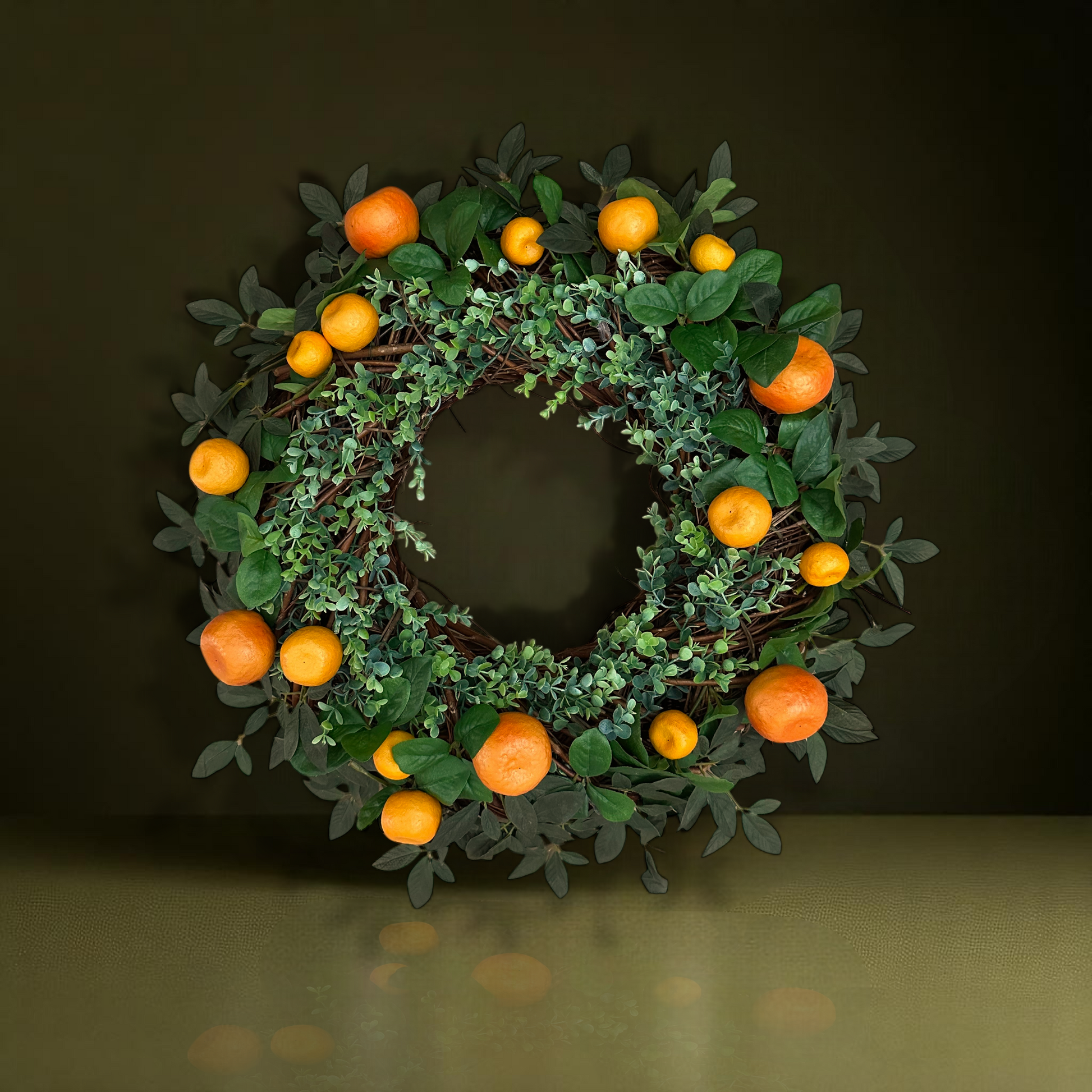 Handgemaakte luxe deurkrans met kunstmatige mandarijnen, sinaasappels en levendig groen eucalyptusblad, zorgvuldig gerangschikt op een natuurlijke takkenbasis. Deze mediterrane krans van Jardin Enchanté brengt een zomerse, zonnige sfeer en straalt elegantie en frisheid uit. Perfect als luxe kunstbloemenkrans voor de voordeur of interieurdecoratie, ideaal voor liefhebbers van stijlvolle, exclusieve seizoensdecoratie. De vrolijke citrusaccenten geven een warm, uitnodigend en verfijnd karakter aan je huis en c