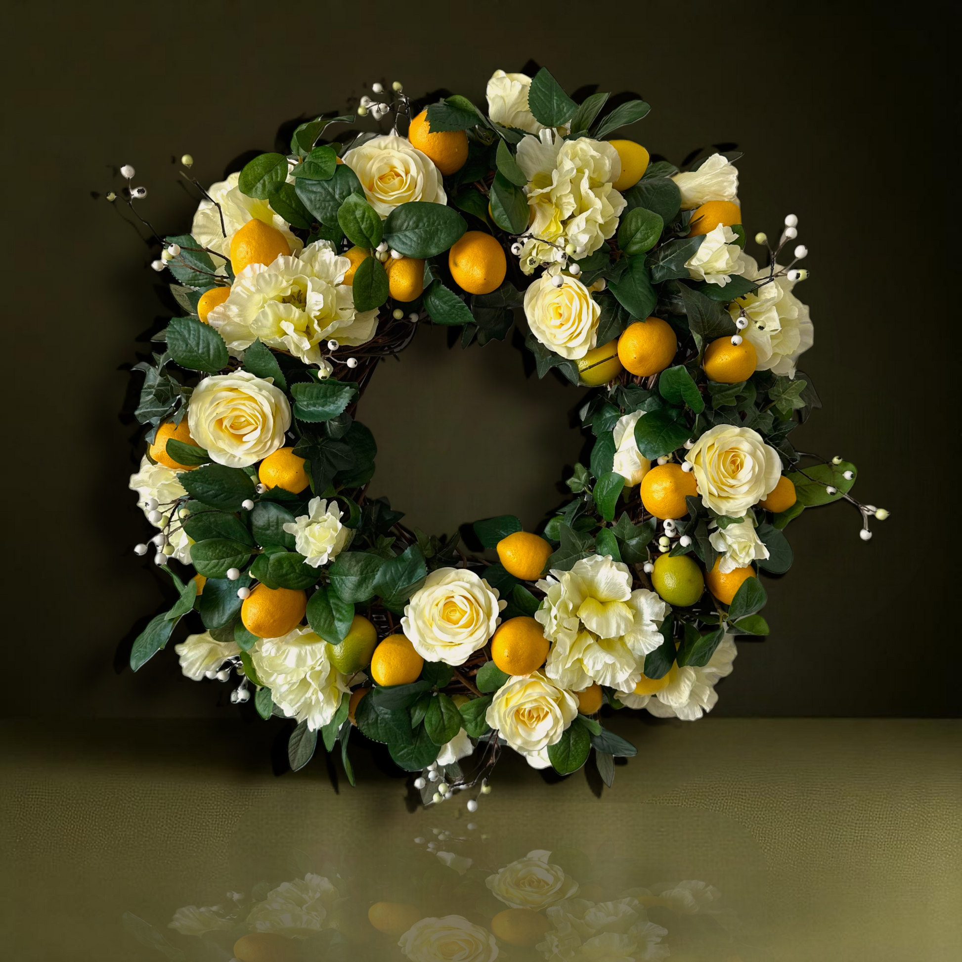 Handgemaakte luxe deurkrans van Jardin Enchanté met elegante zachtgele kunstrozen, speelse citroenen, delicate witte bessen en weelderig groene bladeren op een natuurlijke basis. Deze stijlvolle krans brengt een frisse mediterrane uitstraling en zonnige charme naar elke deur of muur en is perfect als zomerse decoratie voor een warm en uitnodigend huis.