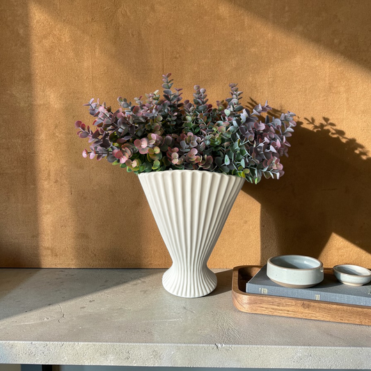 Dusky Eucalyptus Boeket met hoogwaardige zijden eucalyptus takken in gedempte groene en zachte bordeaux tinten gestyled in een rustieke vaas voor stijlvolle woondecoratie