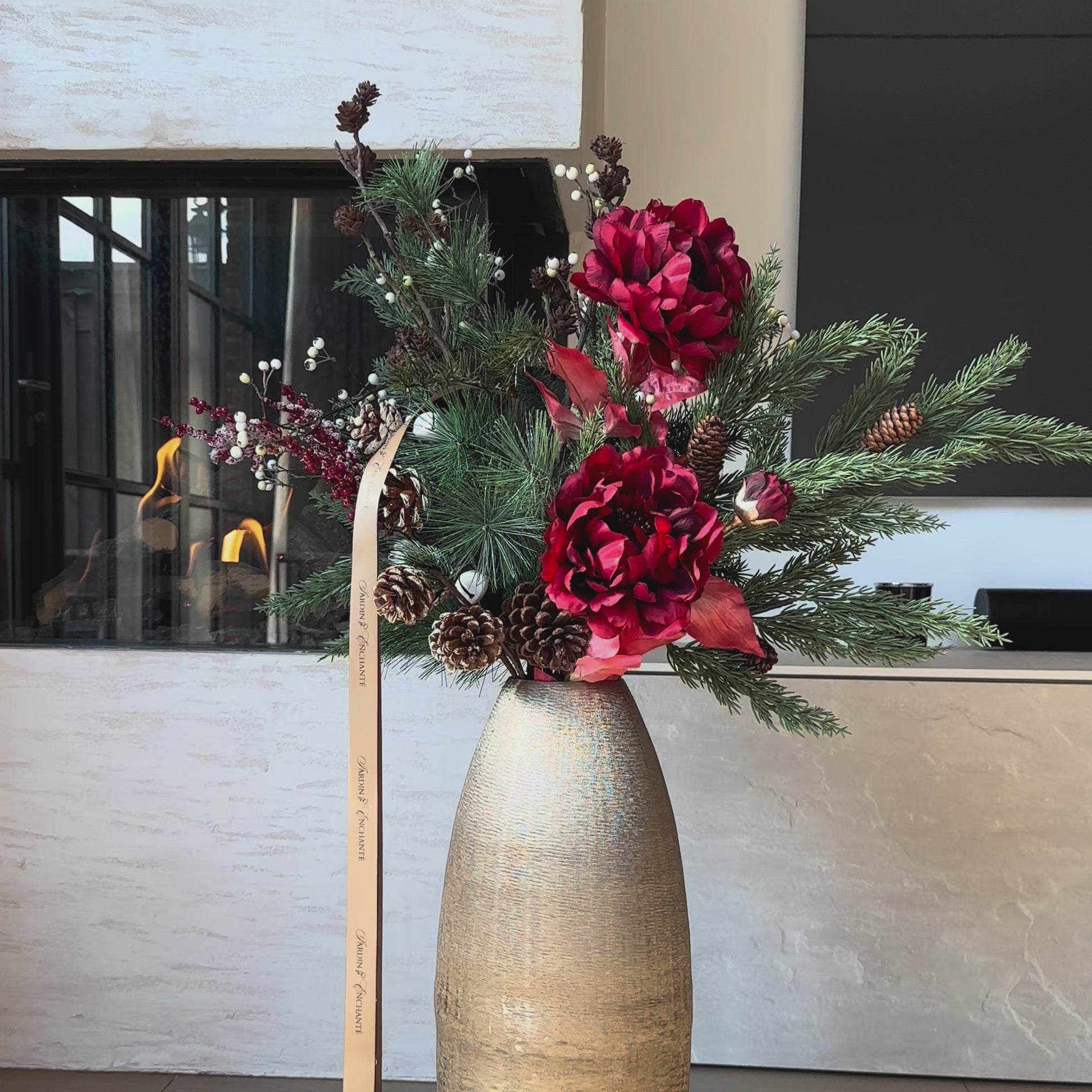 Luxe winterboeket met rode pioenrozen, dennentakken en dennenappels, handgemaakt door Jardin Enchanté. Elegant kunstbloemen boeket voor kerst en winterdecoratie, met natuurlijke uitstraling en warme seizoenskleuren. Perfect voor stijlvolle interieurdecoratie of als feestelijk cadeau.