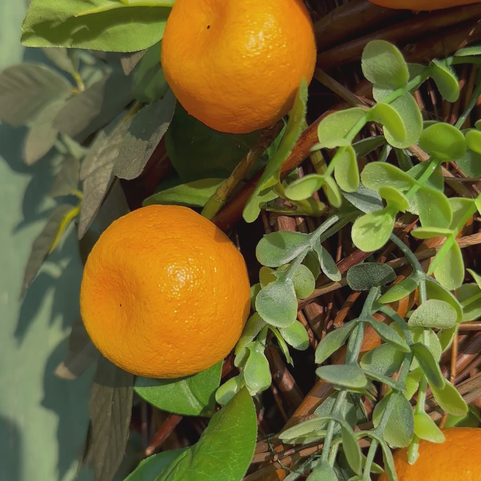 Handgemaakte luxe deurkrans met kunstmatige mandarijnen, sinaasappels en levendig groen eucalyptusblad, zorgvuldig gerangschikt op een natuurlijke takkenbasis. Deze mediterrane krans van Jardin Enchanté brengt een zomerse, zonnige sfeer en straalt elegantie en frisheid uit. Perfect als luxe kunstbloemenkrans voor de voordeur of interieurdecoratie, ideaal voor liefhebbers van stijlvolle, exclusieve seizoensdecoratie. De vrolijke citrusaccenten geven een warm, uitnodigend en verfijnd karakter aan je huis en c