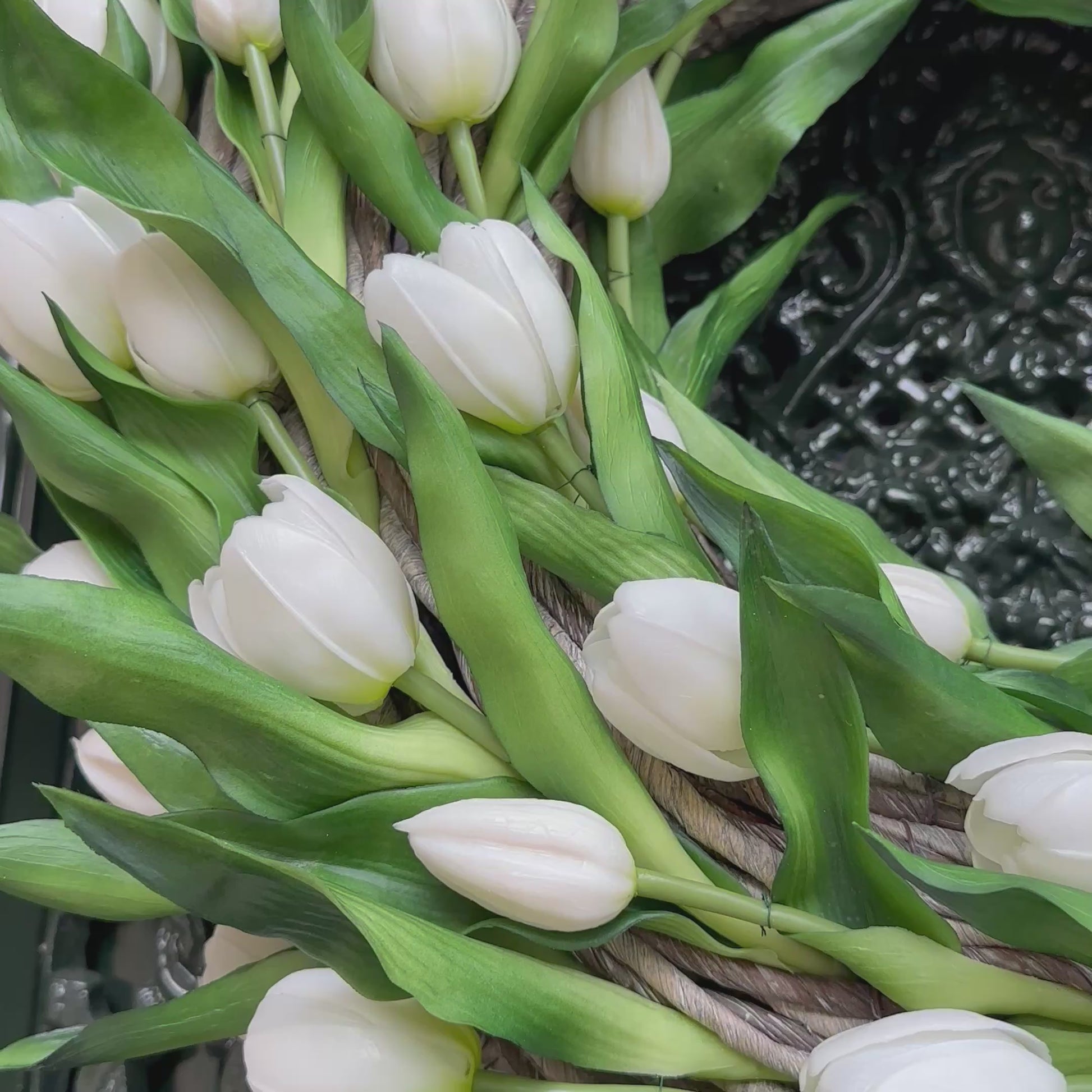 Handgemaakte luxe deurkrans met elegante witte kunsttulpen, zorgvuldig gerangschikt op een natuurlijke gevlochten basis van takken, perfect voor een stijlvolle voordeurdecoratie of als muurdecoratie binnenshuis. Deze exclusieve tulpenkrans van Jardin Enchanté straalt tijdloze verfijning en een romantische, frisse uitstraling uit. Ideaal voor wie op zoek is naar een bijzondere seizoensdecoratie, lente- of zomerkrans, of luxe kunstbloemen krans voor een warm en uitnodigend huis.