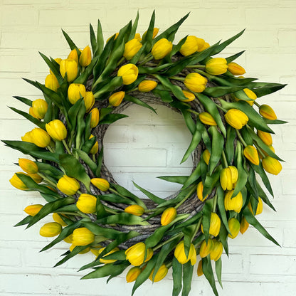 Handgemaakte luxe deurkrans met heldere gele kunsttulpen, kunstig gerangschikt op een natuurlijke, gevlochten takkenbasis. Deze opvallende tulpenkrans van Jardin Enchanté brengt direct zonneschijn en een warme, vrolijke uitstraling naar uw voordeur of interieur. Perfect als seizoensdecoratie voor de lente en zomer, en ideaal voor wie op zoek is naar een unieke luxe kunstbloemenkrans of stijlvolle deurdecoratie. Deze exclusieve krans combineert elegantie en levendige kleuren om een uitnodigende en verfijnde 