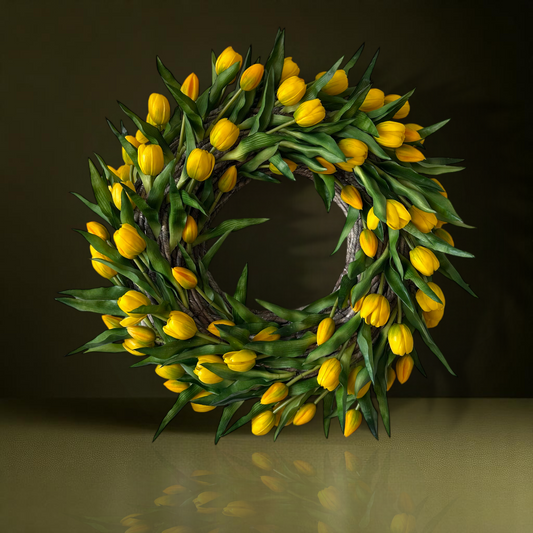 Handgemaakte luxe deurkrans met heldere gele kunsttulpen, kunstig gerangschikt op een natuurlijke, gevlochten takkenbasis. Deze opvallende tulpenkrans van Jardin Enchanté brengt direct zonneschijn en een warme, vrolijke uitstraling naar uw voordeur of interieur. Perfect als seizoensdecoratie voor de lente en zomer, en ideaal voor wie op zoek is naar een unieke luxe kunstbloemenkrans of stijlvolle deurdecoratie. Deze exclusieve krans combineert elegantie en levendige kleuren om een uitnodigende en verfijnde 