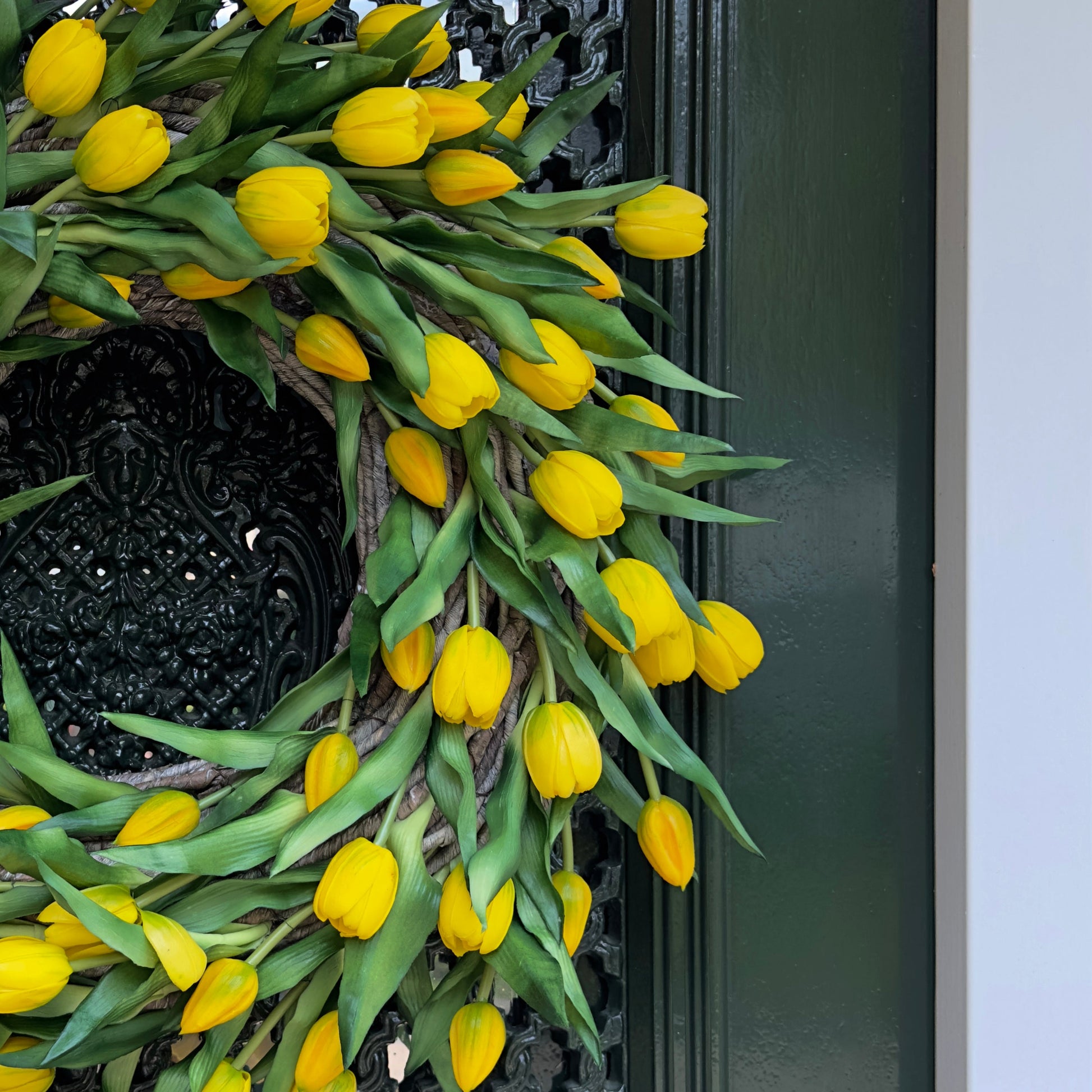 Handgemaakte luxe deurkrans met heldere gele kunsttulpen, kunstig gerangschikt op een natuurlijke, gevlochten takkenbasis. Deze opvallende tulpenkrans van Jardin Enchanté brengt direct zonneschijn en een warme, vrolijke uitstraling naar uw voordeur of interieur. Perfect als seizoensdecoratie voor de lente en zomer, en ideaal voor wie op zoek is naar een unieke luxe kunstbloemenkrans of stijlvolle deurdecoratie. Deze exclusieve krans combineert elegantie en levendige kleuren om een uitnodigende en verfijnde 