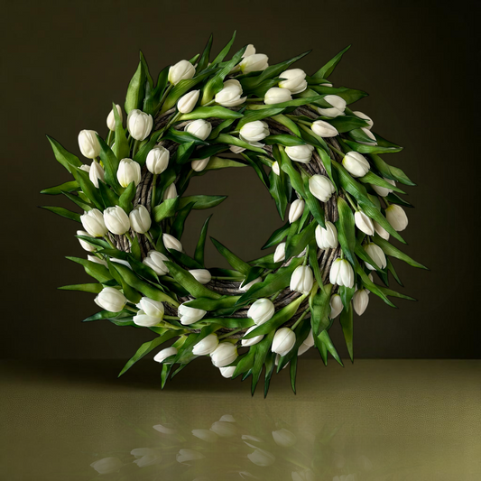 Handgemaakte luxe deurkrans met elegante witte kunsttulpen, zorgvuldig gerangschikt op een natuurlijke gevlochten basis van takken, perfect voor een stijlvolle voordeurdecoratie of als muurdecoratie binnenshuis. Deze exclusieve tulpenkrans van Jardin Enchanté straalt tijdloze verfijning en een romantische, frisse uitstraling uit. Ideaal voor wie op zoek is naar een bijzondere seizoensdecoratie, lente- of zomerkrans, of luxe kunstbloemen krans voor een warm en uitnodigend huis.