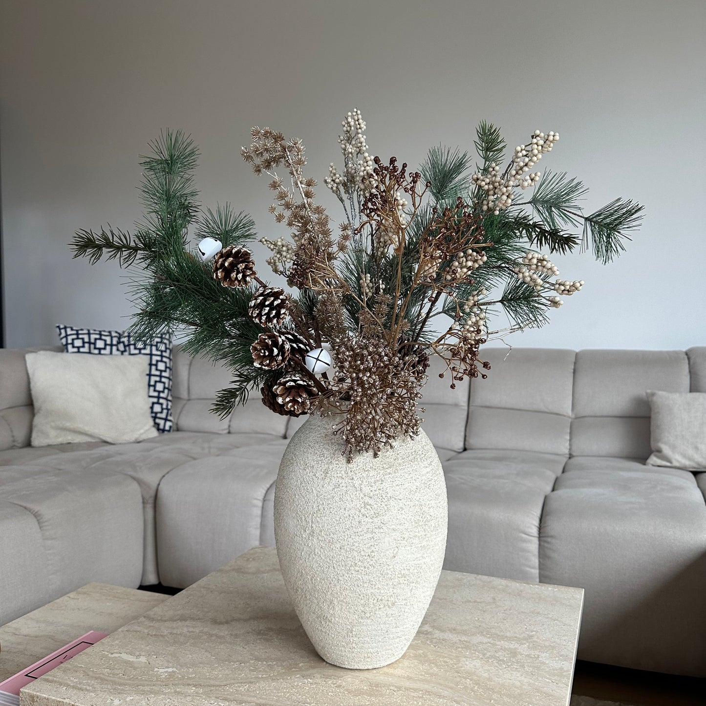 Luxe winterboeket Whispering Pines van Jardin Enchanté – handgemaakt kunstboeket met dennetakken, gouden accenten, dennenappels en champagnekleurig blad. Perfect als stijlvolle kerstdecoratie, tafeldecoratie of winterse woonaccessoire. Hoogwaardige zijden bloemen en kunstgroen zorgen voor een natuurlijke uitstraling die jarenlang mooi blijft.