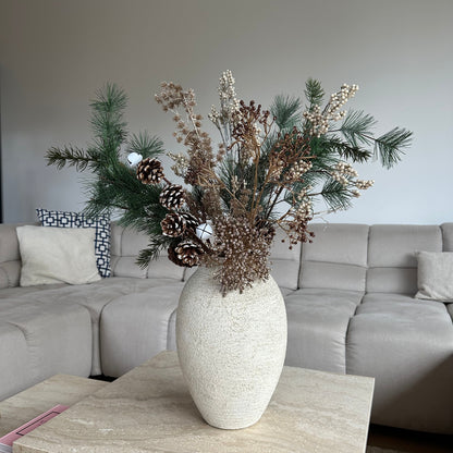 Luxe winterboeket Whispering Pines van Jardin Enchanté – handgemaakt kunstboeket met dennetakken, gouden accenten, dennenappels en champagnekleurig blad. Perfect als stijlvolle kerstdecoratie, tafeldecoratie of winterse woonaccessoire. Hoogwaardige zijden bloemen en kunstgroen zorgen voor een natuurlijke uitstraling die jarenlang mooi blijft.