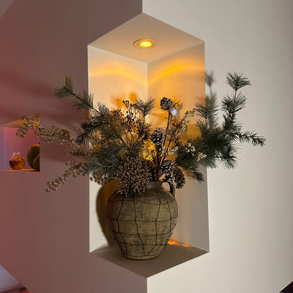 Luxe winterboeket Whispering Pines van Jardin Enchanté – handgemaakt kunstboeket met dennetakken, gouden accenten, dennenappels en champagnekleurig blad. Perfect als stijlvolle kerstdecoratie, tafeldecoratie of winterse woonaccessoire. Hoogwaardige zijden bloemen en kunstgroen zorgen voor een natuurlijke uitstraling die jarenlang mooi blijft.