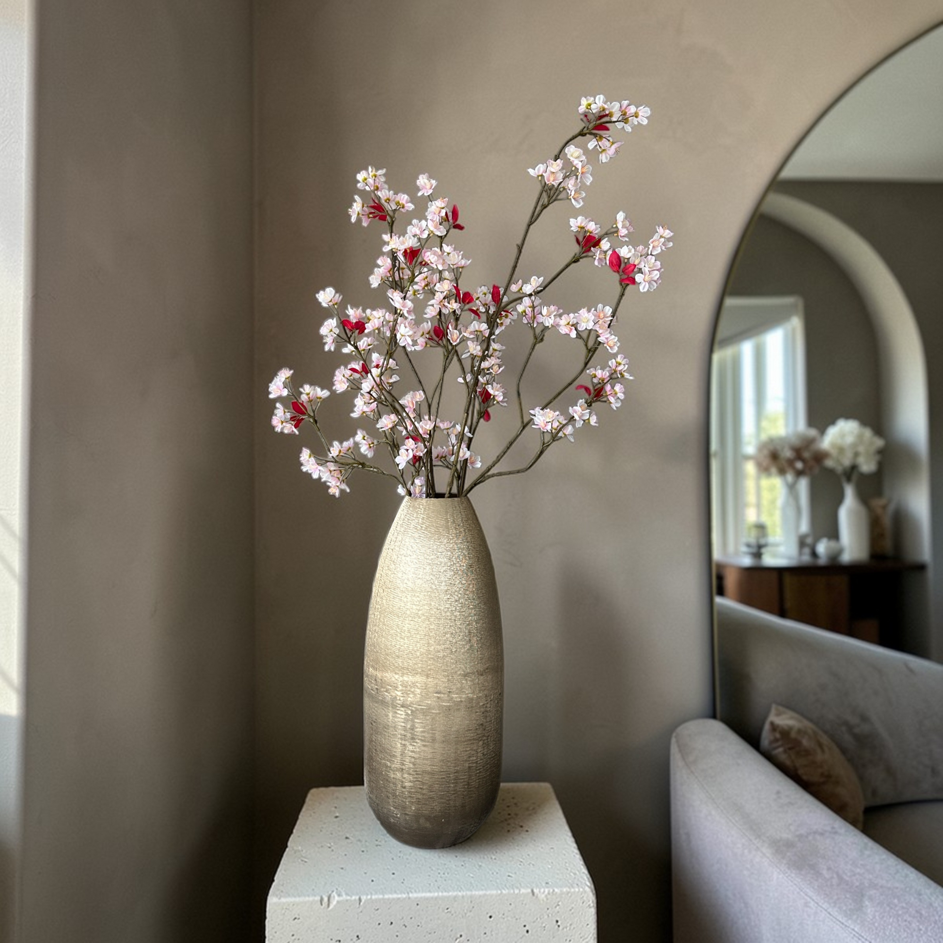 Luxe Blush Bloesem Boeket met zijden roze bloesemtakken in een hoge vaas voor tijdloze woondecoratie