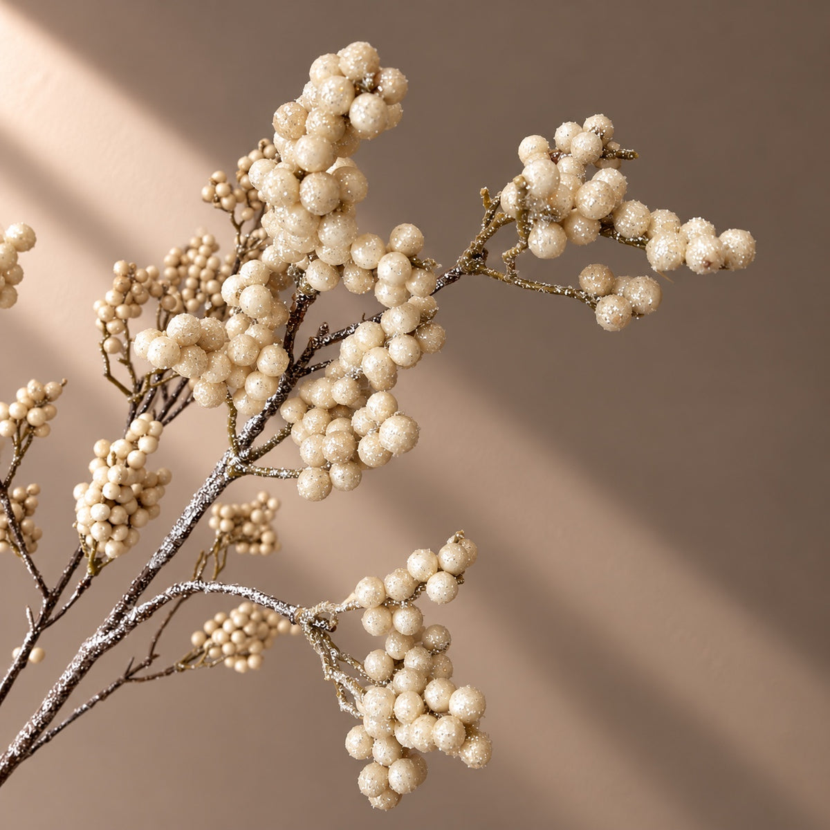 Close-up of ivory faux berries with delicate snowy glitter on branches, realistic winter stem | Detail van kunsttak met crèmekleurige besjes en sneeuwglitter, wintertak