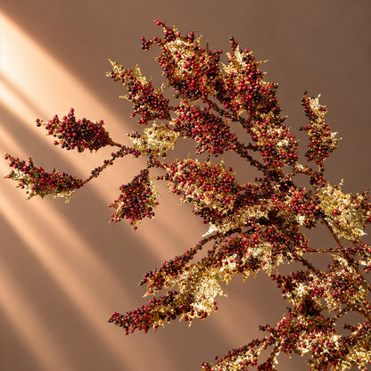 Close-up of sparkling gold holly leaves and clusters of red berries on a 54 cm faux festive spray | kunst hulstbladeren gouden glitter kersttak