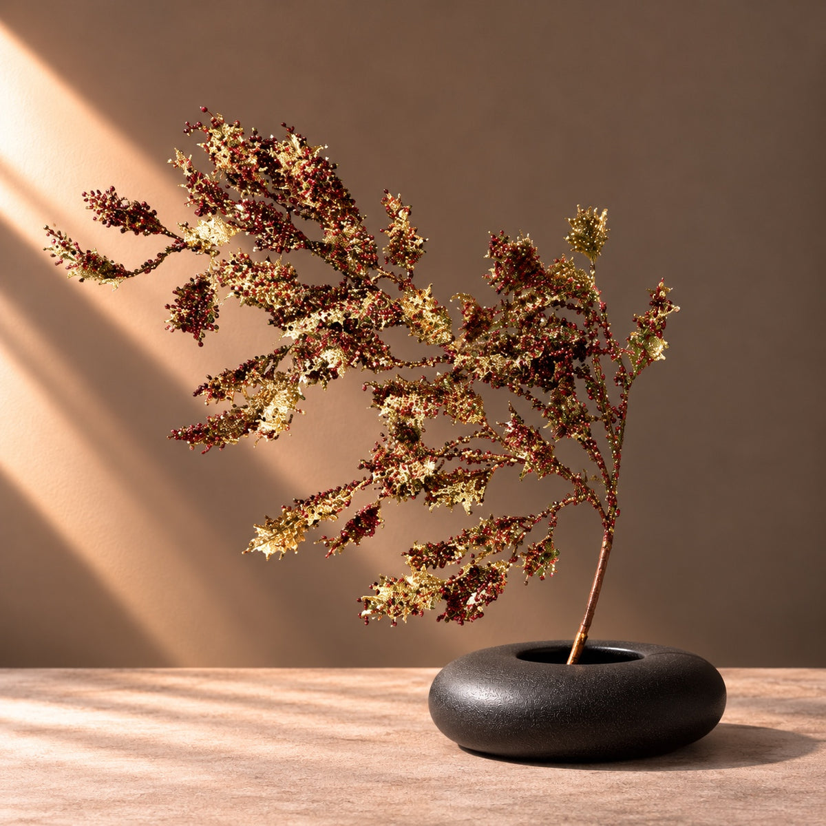 Gold glitter holly leaves spray with red and burgundy berries, 54 cm Christmas artificial stem in a black vase | gouden hulsttak met rode bessen kerstdecoratie