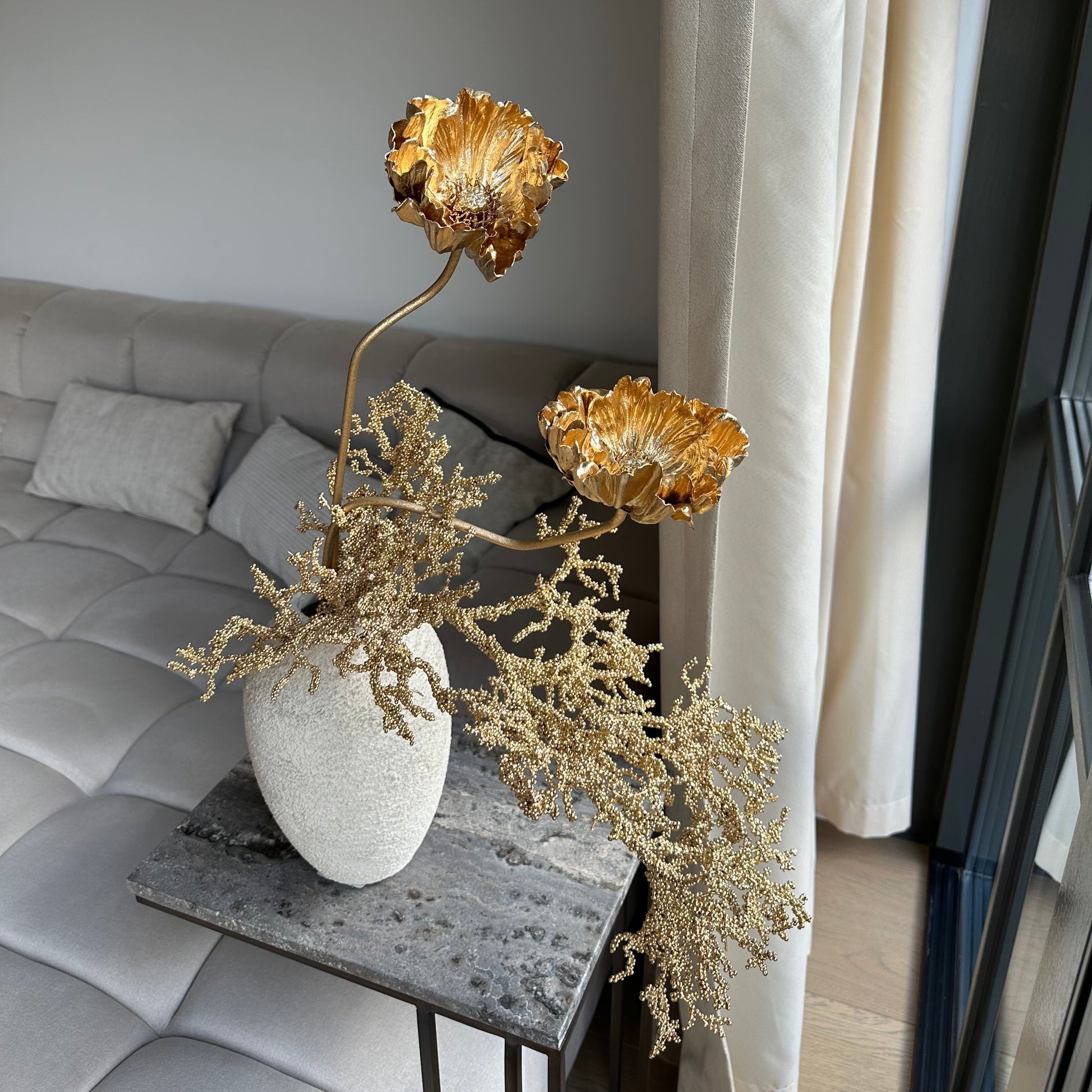 Luxe kunstbloemen boeket Golden Muse van Jardin Enchanté – handgemaakt met gouden papavers en koraalstelen. Perfect als stijlvolle winterdecoratie, kerstboeket of luxe woonaccessoire. Hoogwaardig kunstboeket met zijden bloemen, ideaal voor interieur styling en tijdloze elegantie in huis.