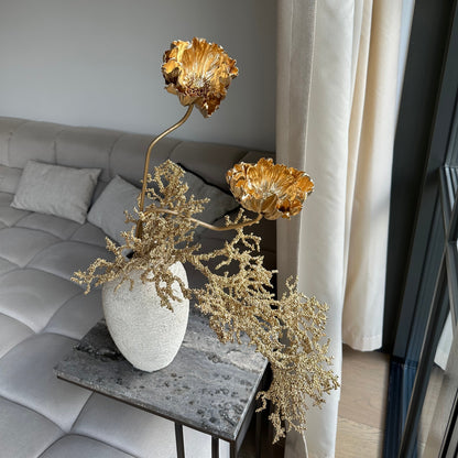 Luxe kunstbloemen boeket Golden Muse van Jardin Enchanté – handgemaakt met gouden papavers en koraalstelen. Perfect als stijlvolle winterdecoratie, kerstboeket of luxe woonaccessoire. Hoogwaardig kunstboeket met zijden bloemen, ideaal voor interieur styling en tijdloze elegantie in huis.