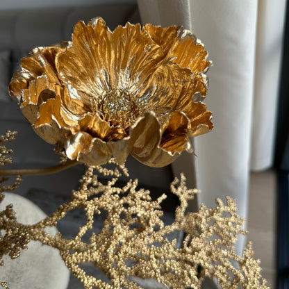 Luxe kunstbloemen boeket Golden Muse van Jardin Enchanté – handgemaakt met gouden papavers en koraalstelen. Perfect als stijlvolle winterdecoratie, kerstboeket of luxe woonaccessoire. Hoogwaardig kunstboeket met zijden bloemen, ideaal voor interieur styling en tijdloze elegantie in huis.