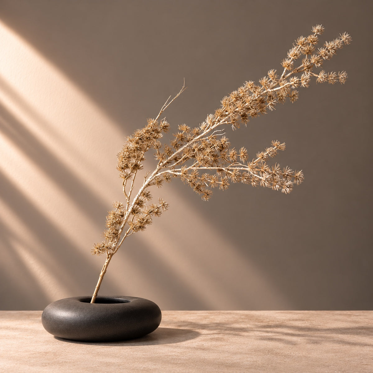 Champagne glitter Japanese pine artificial branch 68 cm in a black vase | Champagne glitter Japanse dennentak 68 cm in zwarte vaas