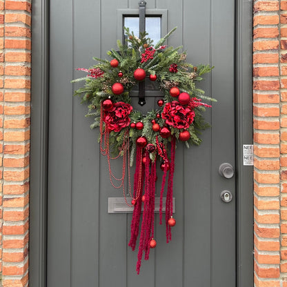 Luxe kunstkerstkrans met warme LED-verlichting, rode kerstballen, bessen en zijde bloemen – stijlvolle kunstkrans met hangende rode decoratie, perfect als opvallende kerstdecoratie voor binnen of aan de voordeur.