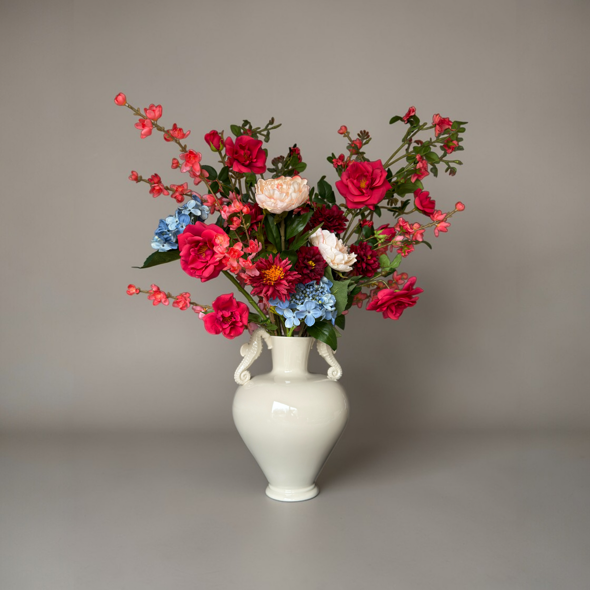 Luxe Coral Garden Boeket met zijden rozen, hortensia’s en tuinachtige bloemen in een witte vaas voor tijdloze woondecoratie