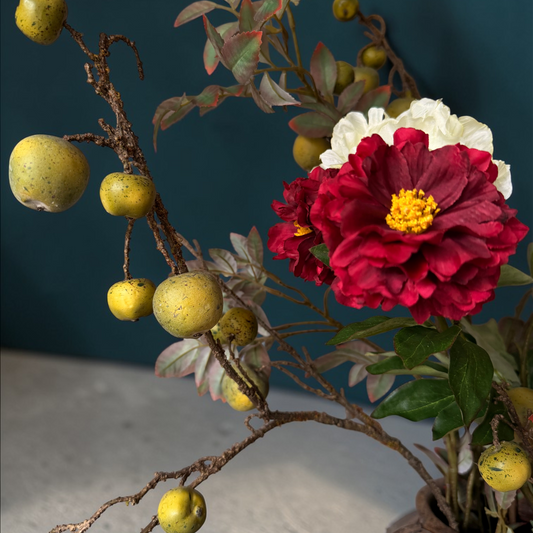 Rustiek Appel Boeket, een luxe zijden bloemen boeket met dieprode bloemen, zachte gele papavers, decoratieve appeltakken en natuurlijk ogende takken gestyled in een vaas