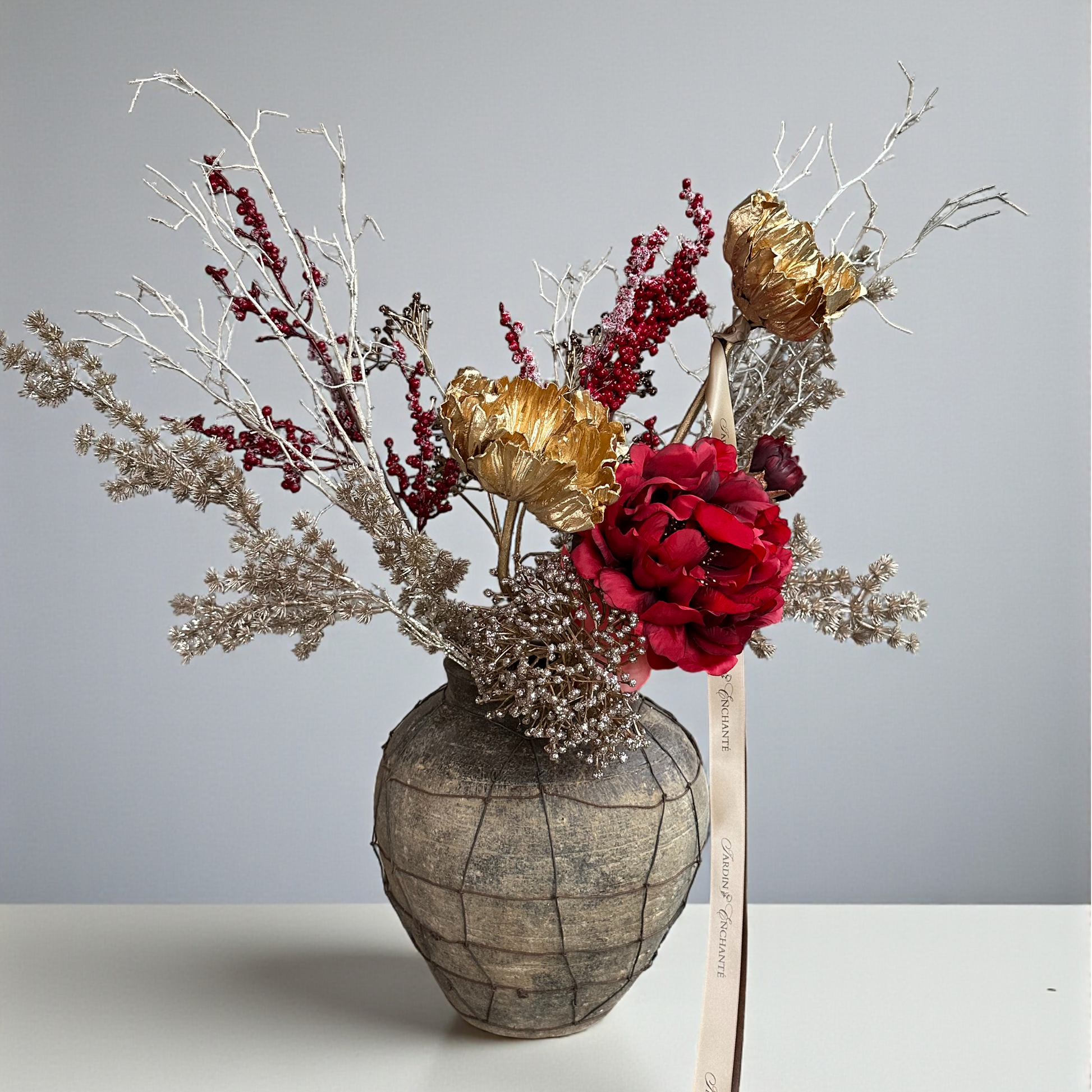 Exclusief kunstbloemenboeket met rode pioenrozen, gouden papaverbloemen en zachte wintertinten – luxe bloemstuk voor huisdecoratie in de wintermaanden.