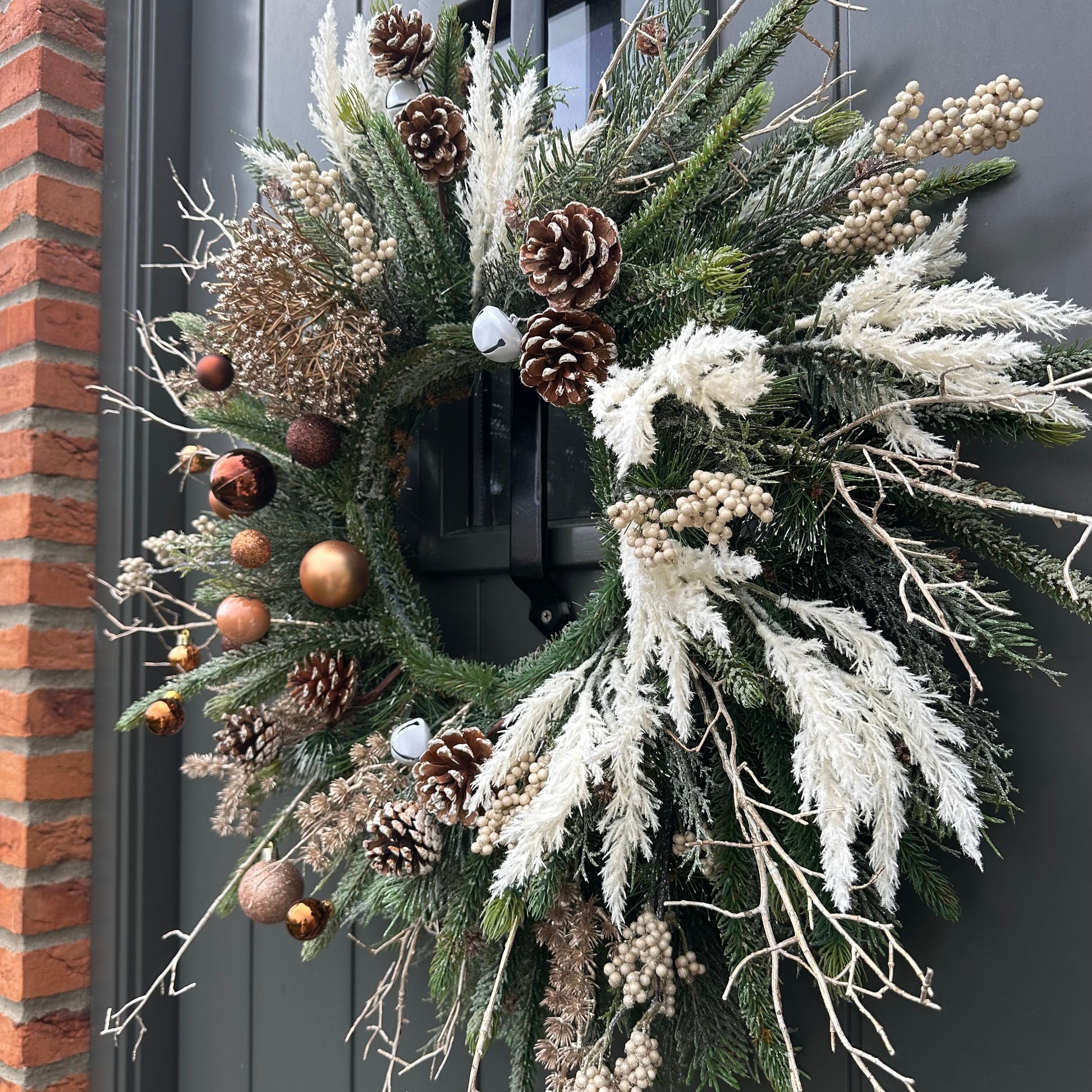 luxe kunstkerstkrans met warme LED-verlichting, gouden kerstballen, dennenappels en pampasgras – elegante kunstkrans met glitters en natuurlijke uitstraling voor aan de muur of voordeur.