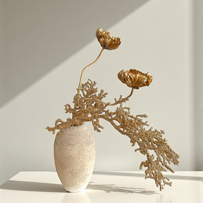 Luxe kunstbloemen boeket Golden Muse van Jardin Enchanté – handgemaakt met gouden papavers en koraalstelen. Perfect als stijlvolle winterdecoratie, kerstboeket of luxe woonaccessoire. Hoogwaardig kunstboeket met zijden bloemen, ideaal voor interieur styling en tijdloze elegantie in huis.