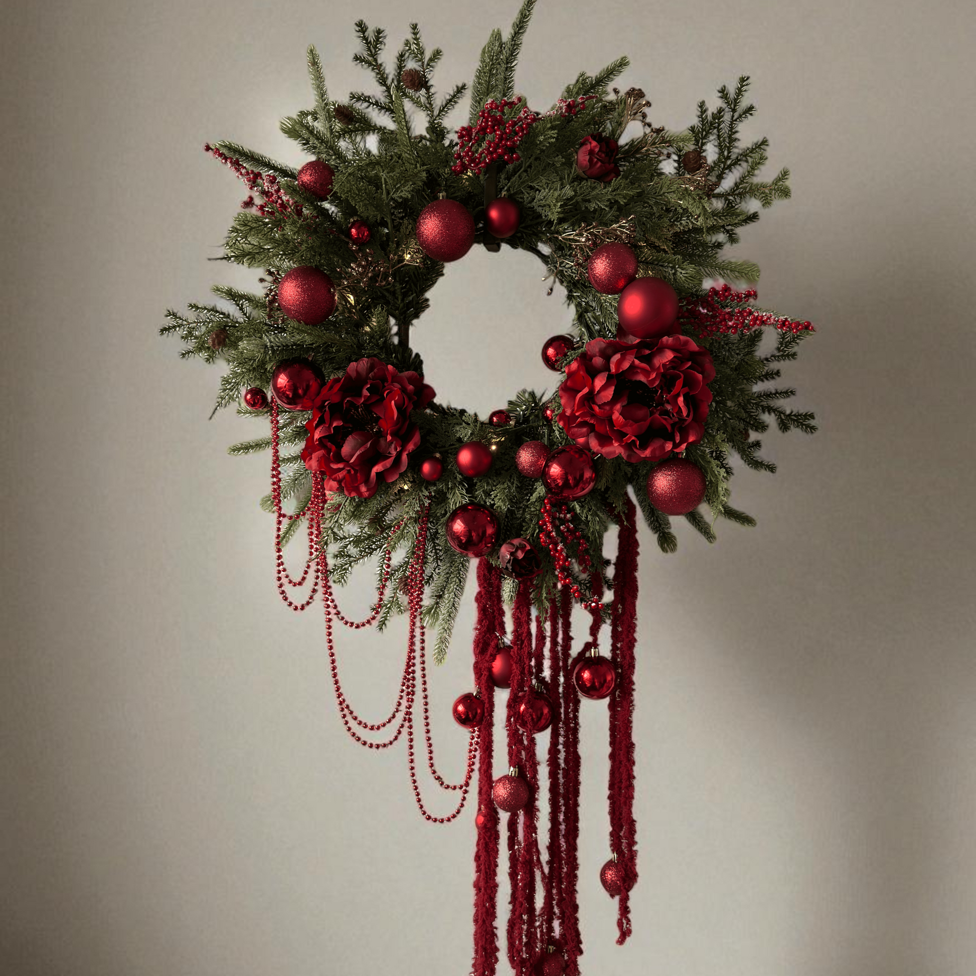 Luxe kunstkerstkrans met warme LED-verlichting, rode kerstballen, bessen en zijde bloemen – stijlvolle kunstkrans met hangende rode decoratie, perfect als opvallende kerstdecoratie voor binnen of aan de voordeur.