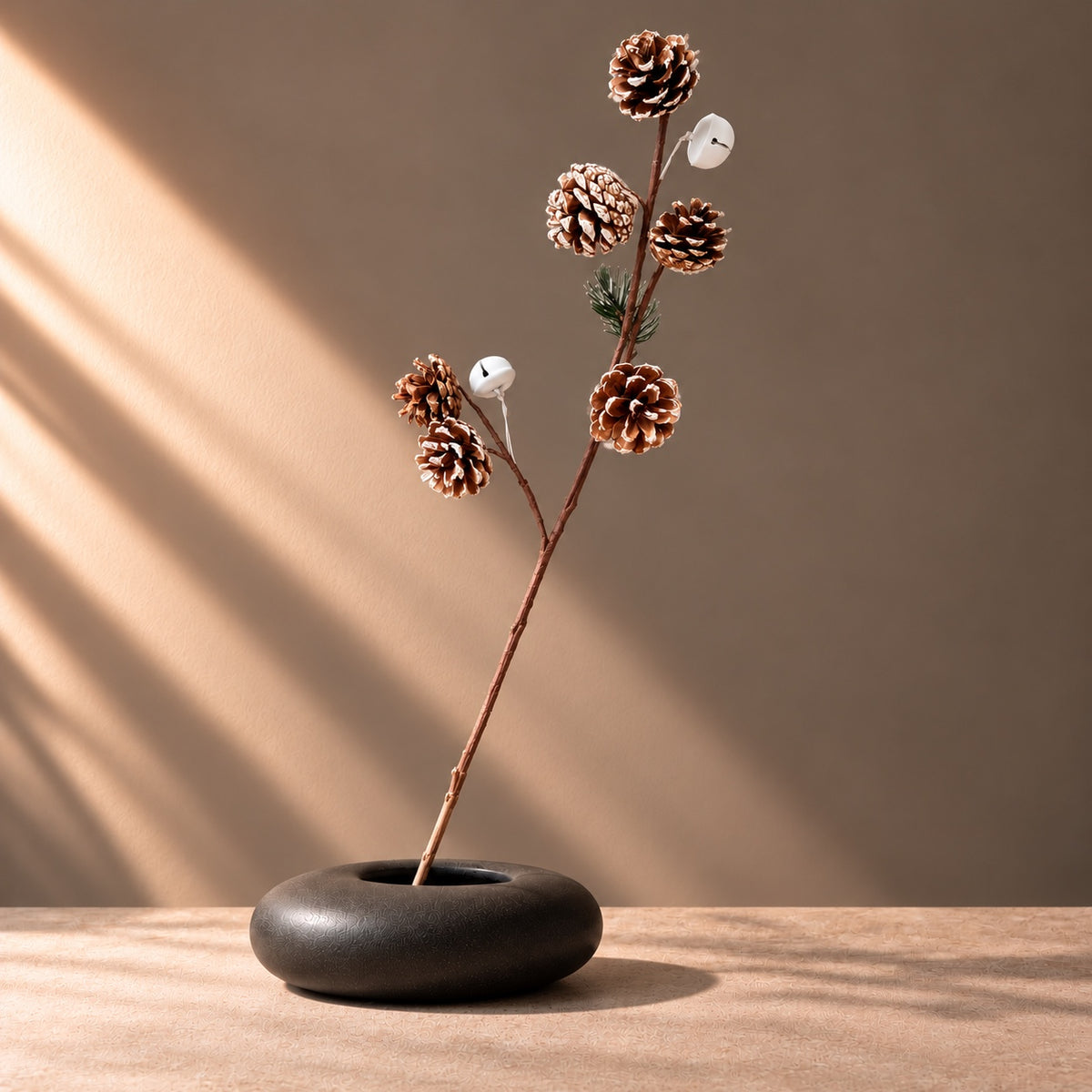 Artificial pine cone spray with white jingle bells 54 cm | Kunsttak met dennenappels en witte kerstbelletjes