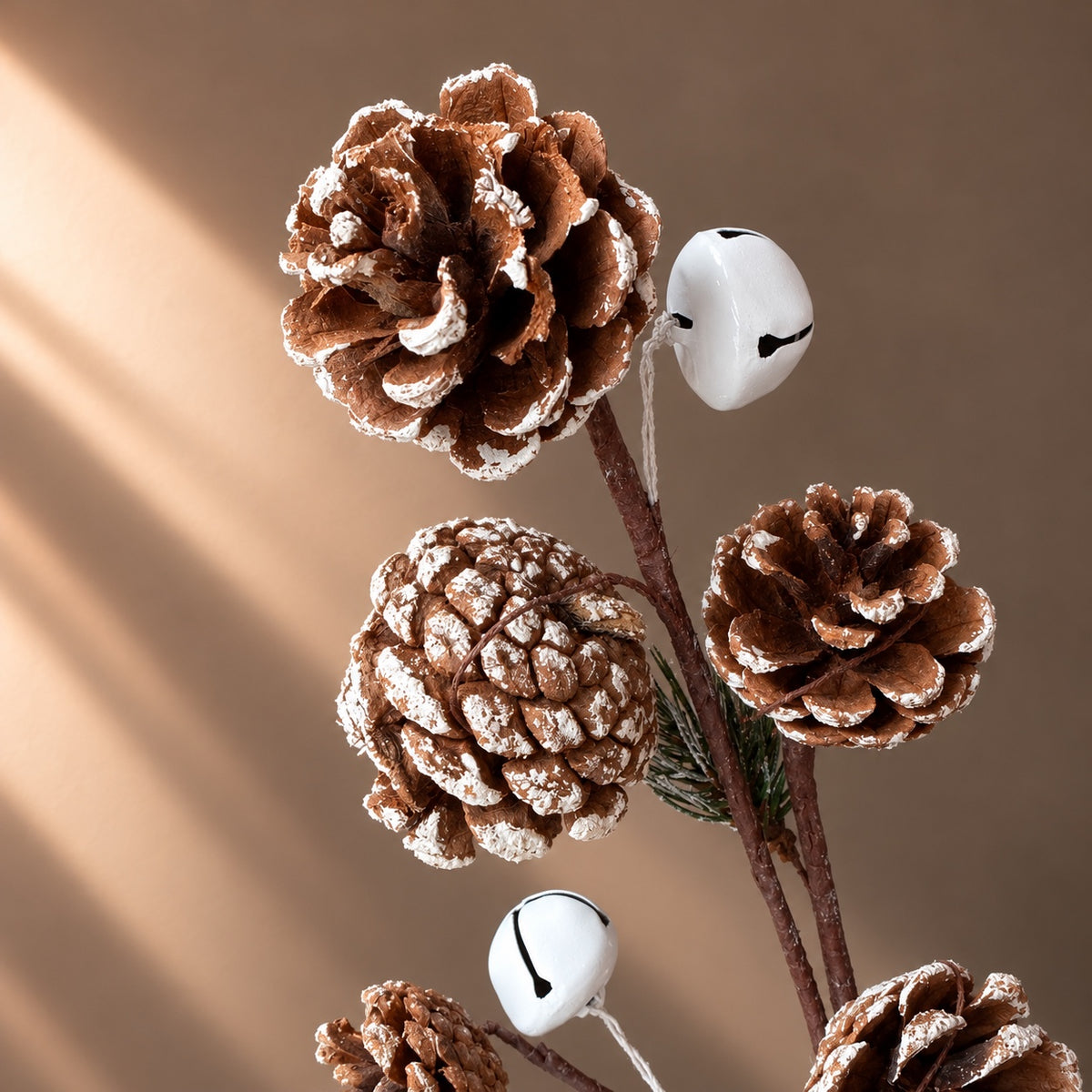 Close-up frosted pine cones and white bells | Besneeuwde dennenappeltak kerstdecoratie