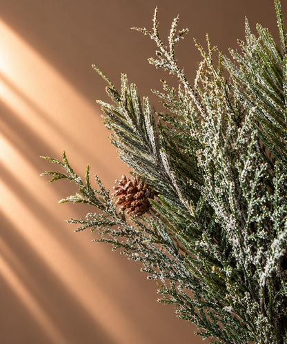 Close-up of realistic artificial frosted pine branches and miniature pine cone, winter greenery detail | Detail van besneeuwde kunst dennentakken en dennenappel voor kerststukjes