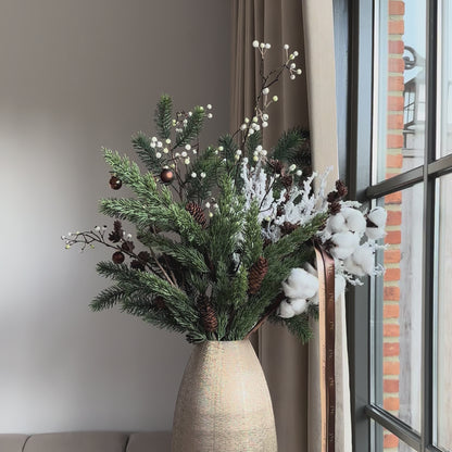 Luxe winterboeket met katoentakken, berijpte dennen en witte bessen in aardetint vaas. Handgemaakt kunstbloemenarrangement van Jardin Enchanté — stijlvolle winterdecoratie voor woonkamer of tafel.