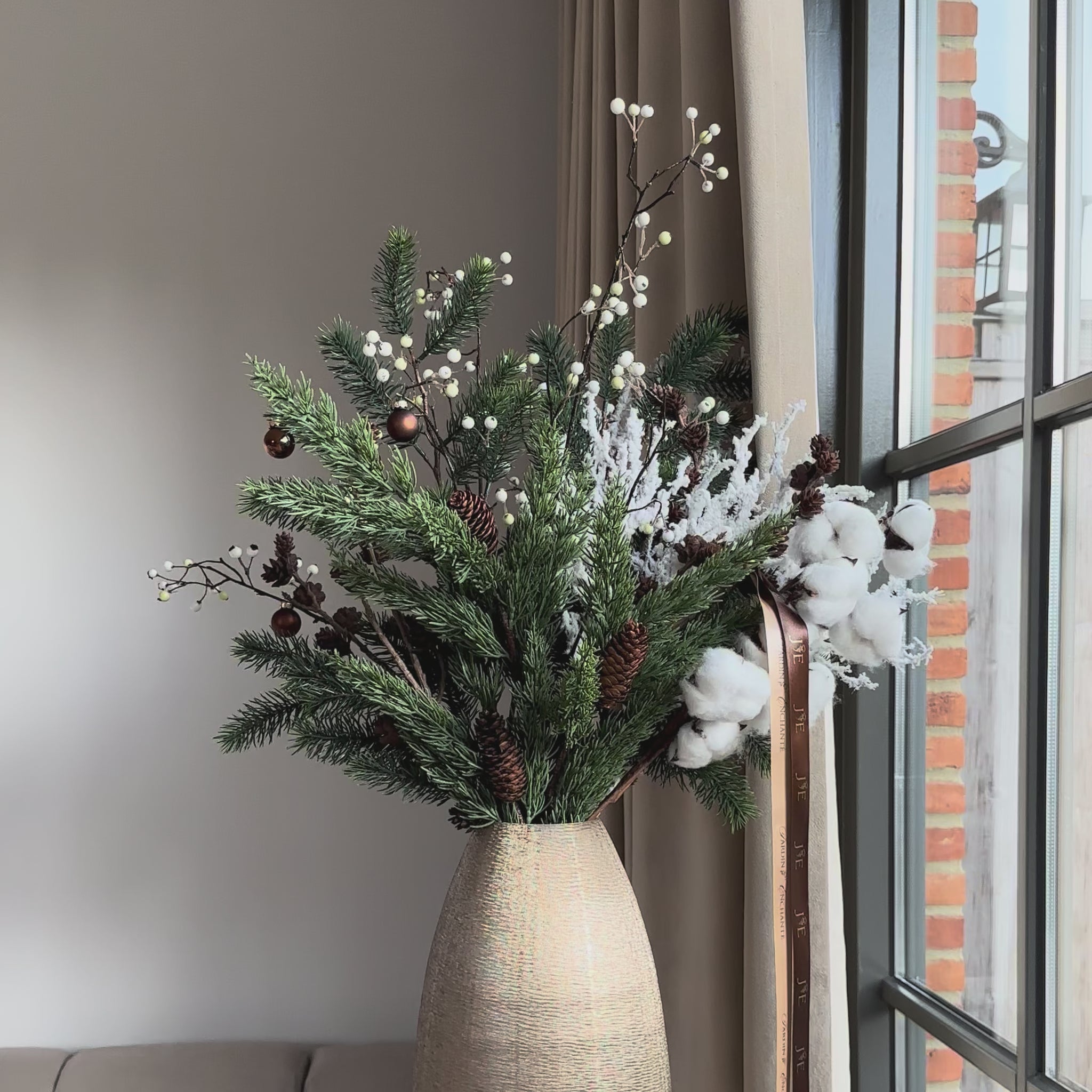 Luxe winterboeket met katoentakken, berijpte dennen en witte bessen in aardetint vaas. Handgemaakt kunstbloemenarrangement van Jardin Enchanté — stijlvolle winterdecoratie voor woonkamer of tafel.