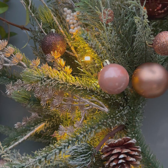 luxe kunstkerstkrans met warme LED-verlichting, gouden kerstballen, dennenappels en pampasgras – elegante kunstkrans met glitters en natuurlijke uitstraling voor aan de muur of voordeur.