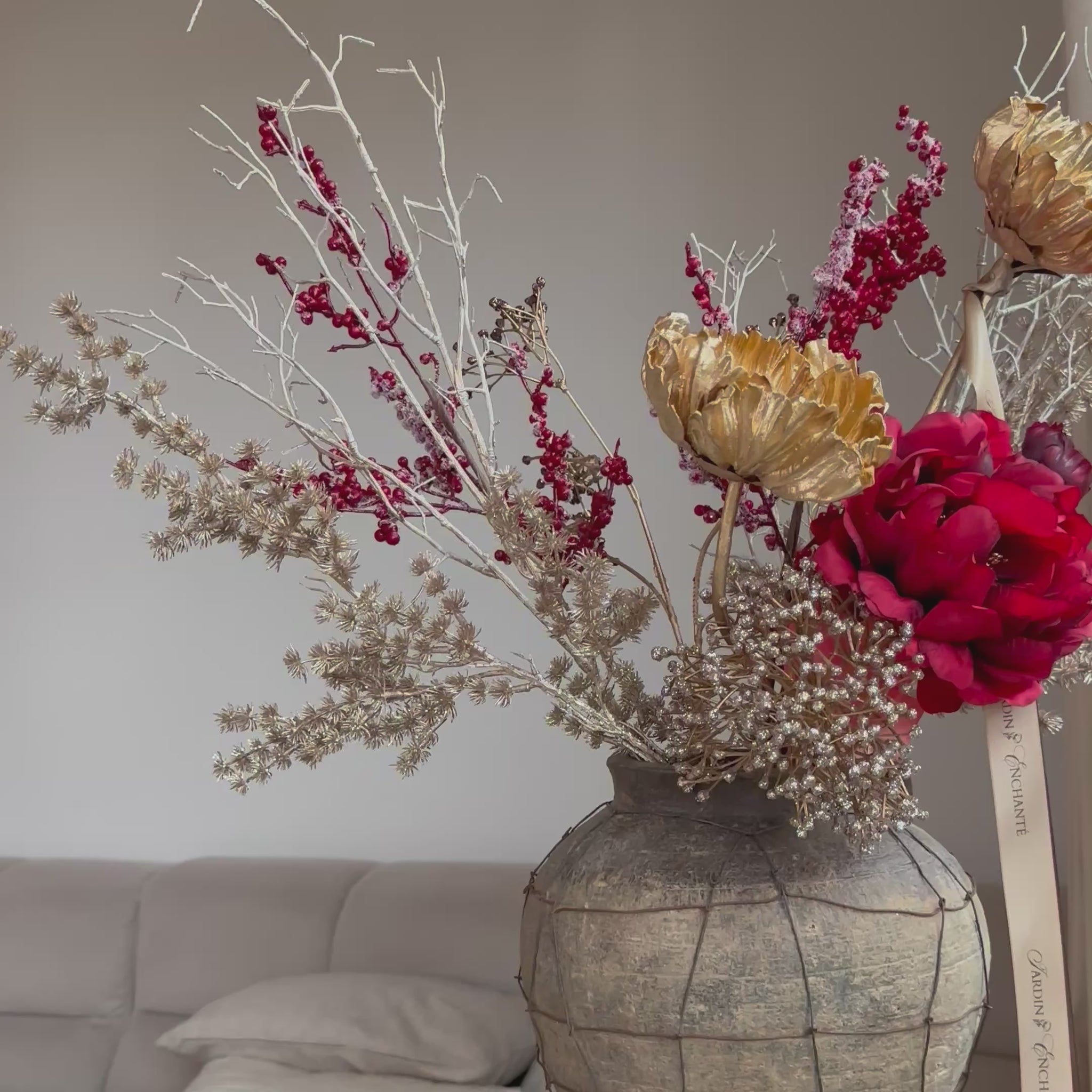 Handgemaakt faux bloemen winterboeket met rode pioenrozen en gouden papavers, ontworpen als elegante tafeldecoratie voor kerst of winterinterieur.