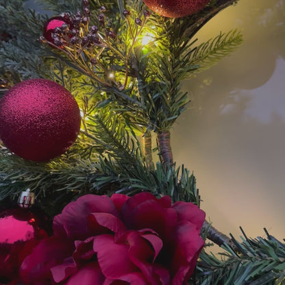 Luxe kunstkerstkrans met warme LED-verlichting, rode kerstballen, bessen en zijde bloemen – stijlvolle kunstkrans met hangende rode decoratie, perfect als opvallende kerstdecoratie voor binnen of aan de voordeur.
