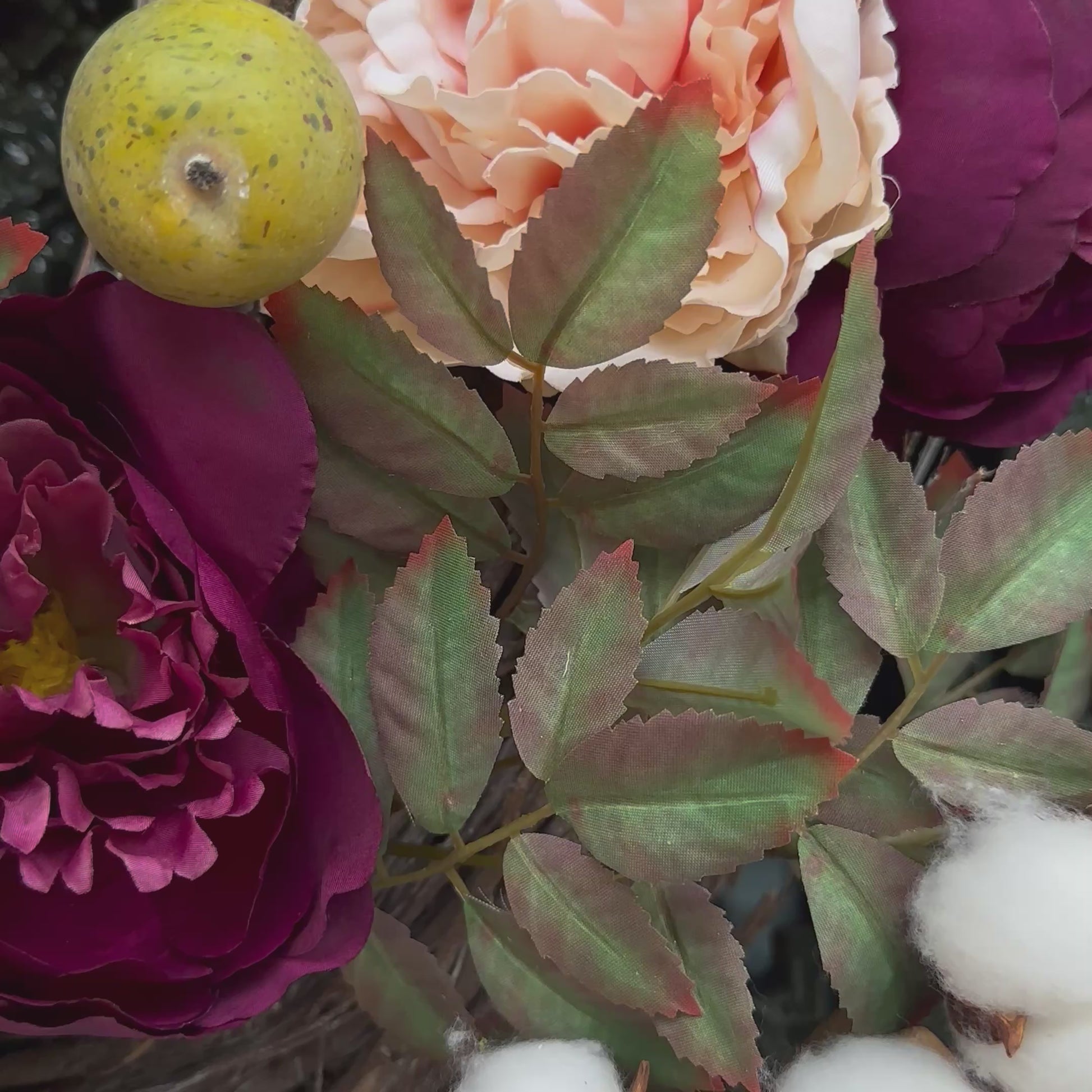 Voordeur versierd met een luxe herfstkrans van perzik hortensia’s, bordeaux pioenen, blush rozen, groene appeltjes en witte katoenbloemen op een basis van druivenranken. Elegante herfstkrans voor de voordeur, seizoensgebonden woondecoratie, landelijke stijl en feestelijke entree decoratie.
