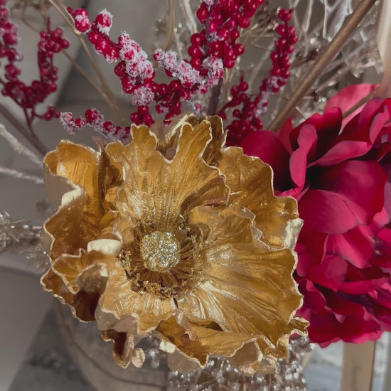 Luxe faux winterboeket met rode pioenrozen, gouden accenten en papaverbloemen in vaas – elegante en duurzame bloemendecoratie zonder onderhoud.