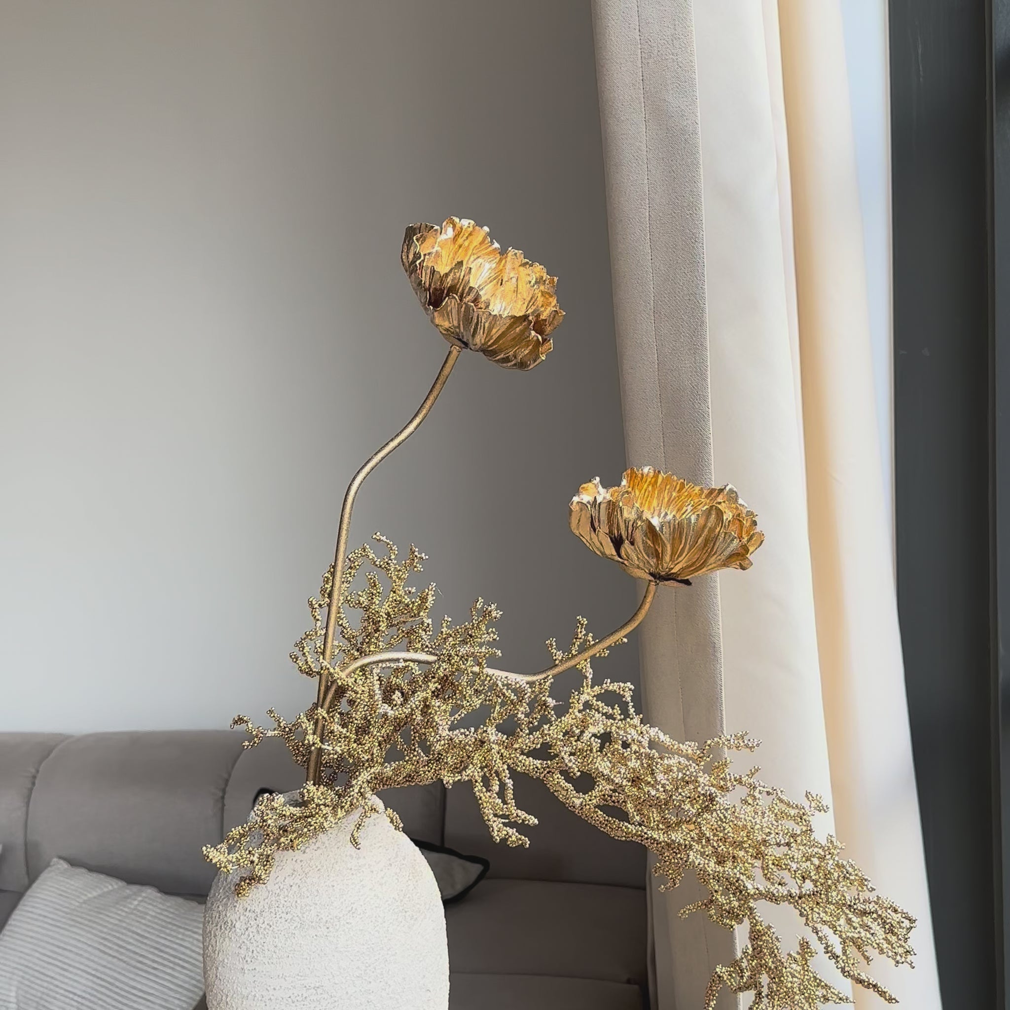 Luxe kunstbloemen boeket Golden Muse van Jardin Enchanté – handgemaakt met gouden papavers en koraalstelen. Perfect als stijlvolle winterdecoratie, kerstboeket of luxe woonaccessoire. Hoogwaardig kunstboeket met zijden bloemen, ideaal voor interieur styling en tijdloze elegantie in huis.