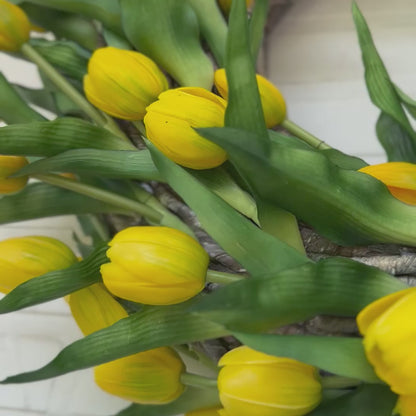 Handgemaakte luxe deurkrans met heldere gele kunsttulpen, kunstig gerangschikt op een natuurlijke, gevlochten takkenbasis. Deze opvallende tulpenkrans van Jardin Enchanté brengt direct zonneschijn en een warme, vrolijke uitstraling naar uw voordeur of interieur. Perfect als seizoensdecoratie voor de lente en zomer, en ideaal voor wie op zoek is naar een unieke luxe kunstbloemenkrans of stijlvolle deurdecoratie. Deze exclusieve krans combineert elegantie en levendige kleuren om een uitnodigende en verfijnde 