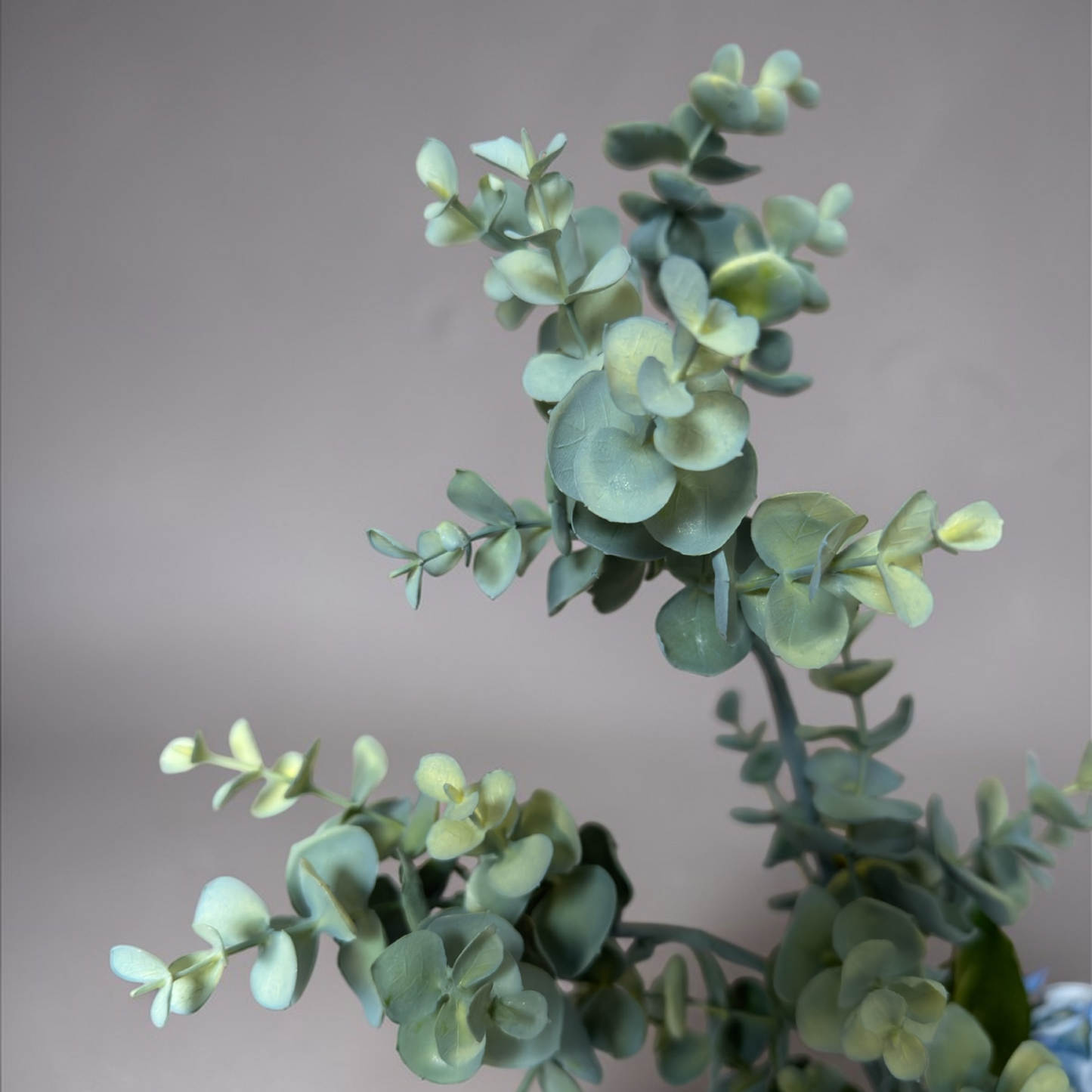 Plum Garden Boeket met hoogwaardige zijden bloemen in diepe pruim, zacht geel en blauwe tinten gestyled in een witte vaas voor stijlvolle woondecoratie en interieur styling.