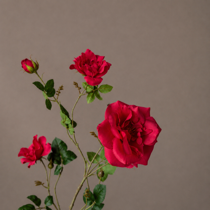 Real touch rode rozenspray steel met meerdere bloemen in een sculpturale zwarte vaas