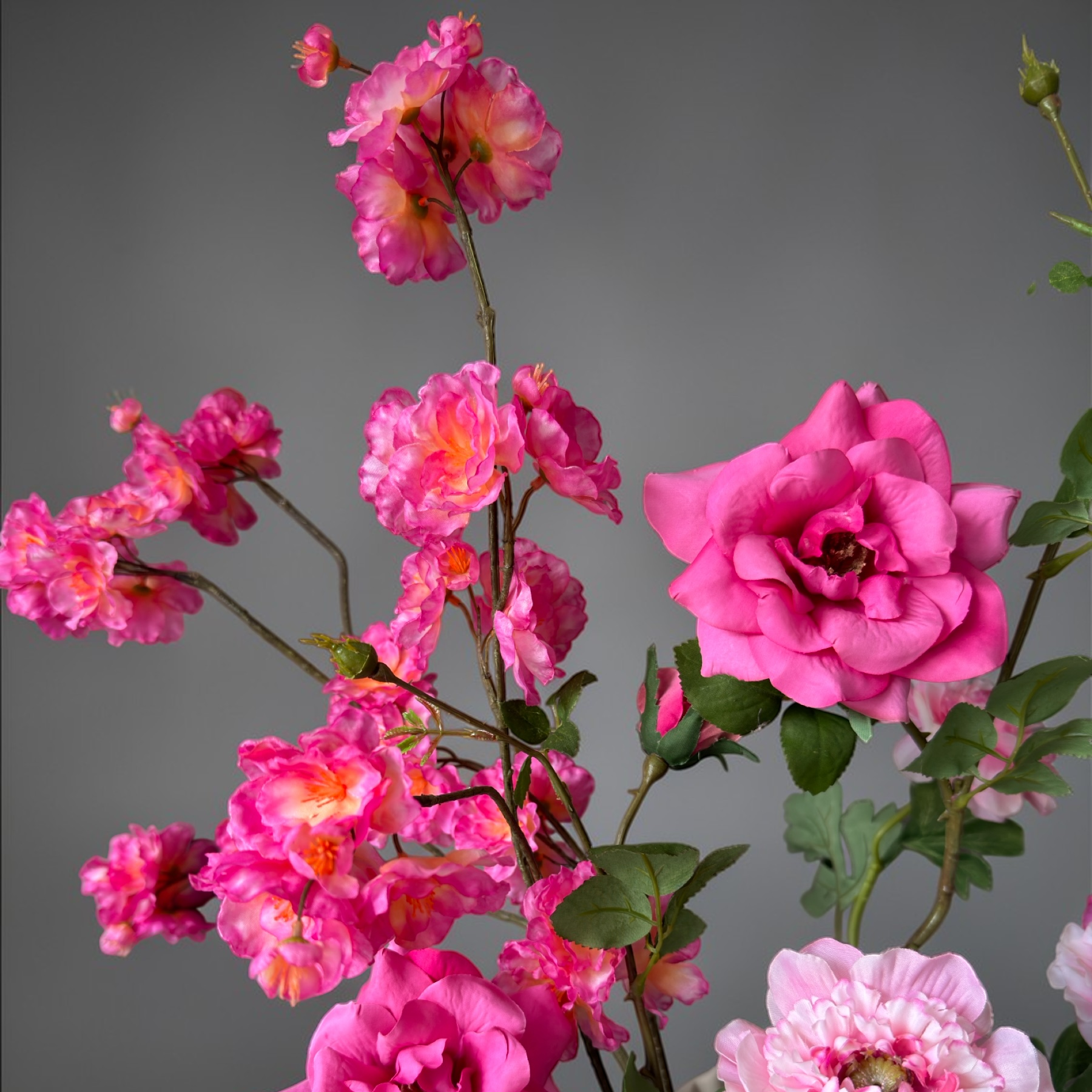 Luxe Pink Blossom Boeket met zijden roze bloesem, tuinrozen en ranonkels in een witte vaas voor tijdloze woondecoratie