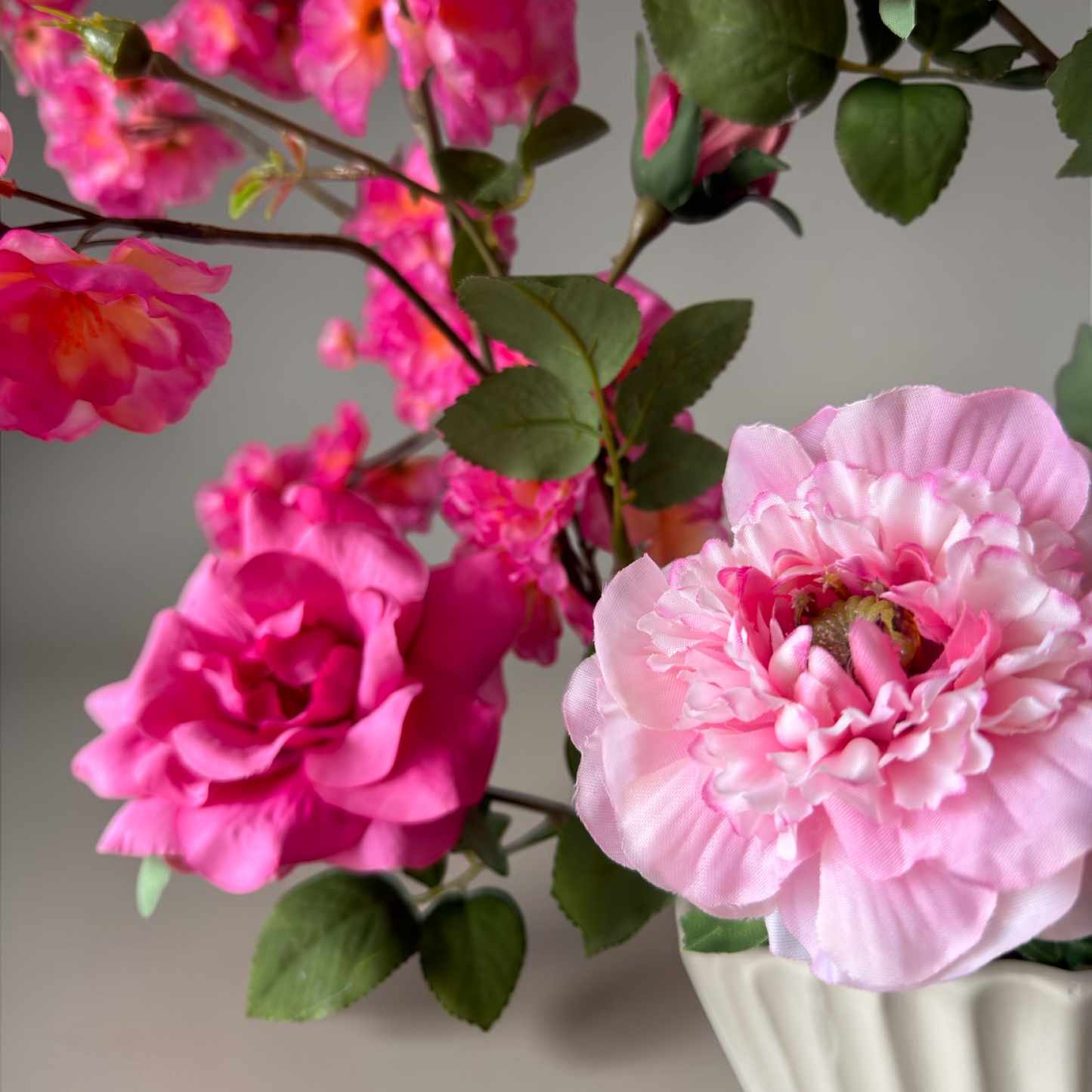 Pink Blossom Boeket met hoogwaardige zijden roze bloesem, tuinrozen en ranonkels gestyled in een witte geribbelde vaas voor stijlvolle woondecoratie