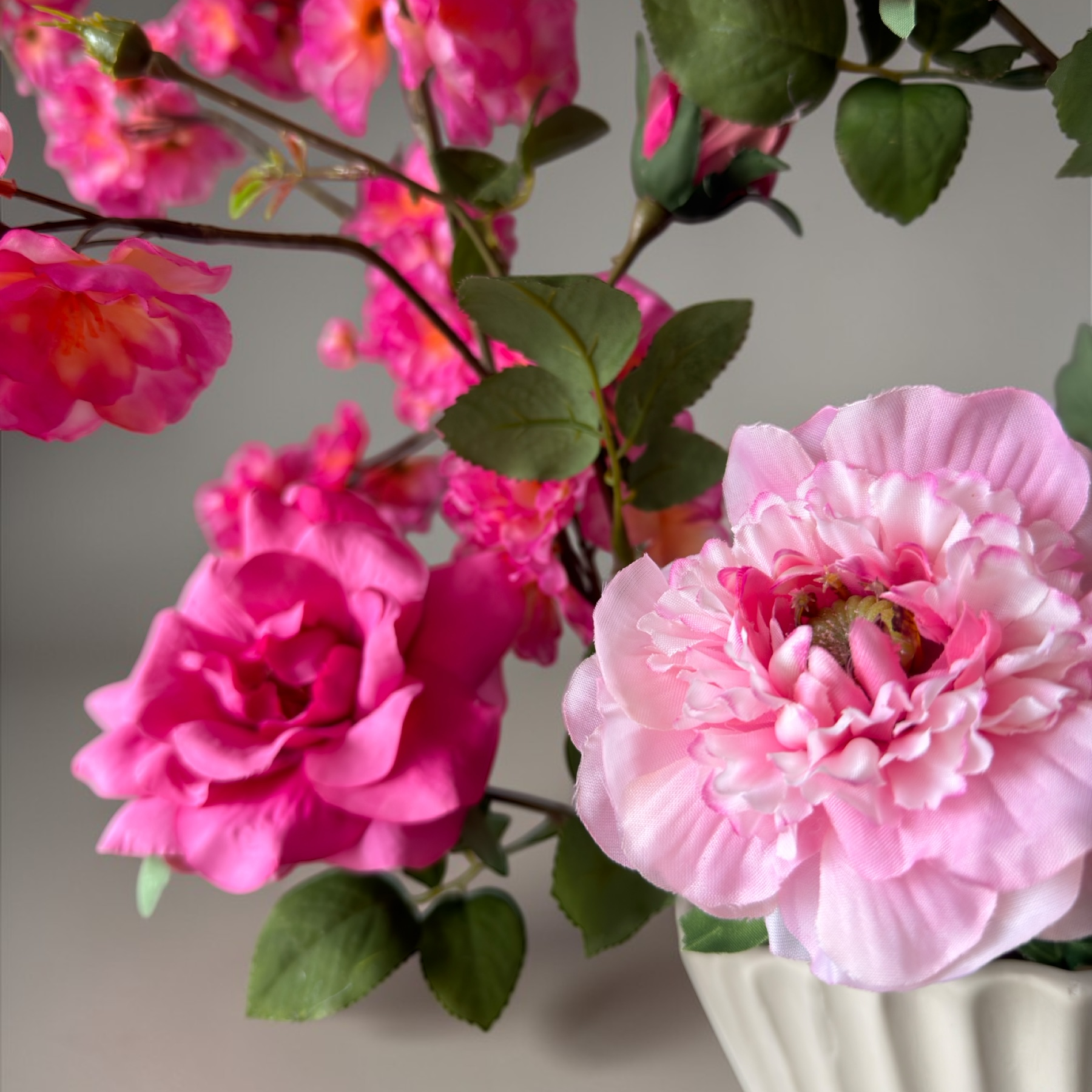Pink Blossom Boeket met hoogwaardige zijden roze bloesem, tuinrozen en ranonkels gestyled in een witte geribbelde vaas voor stijlvolle woondecoratie