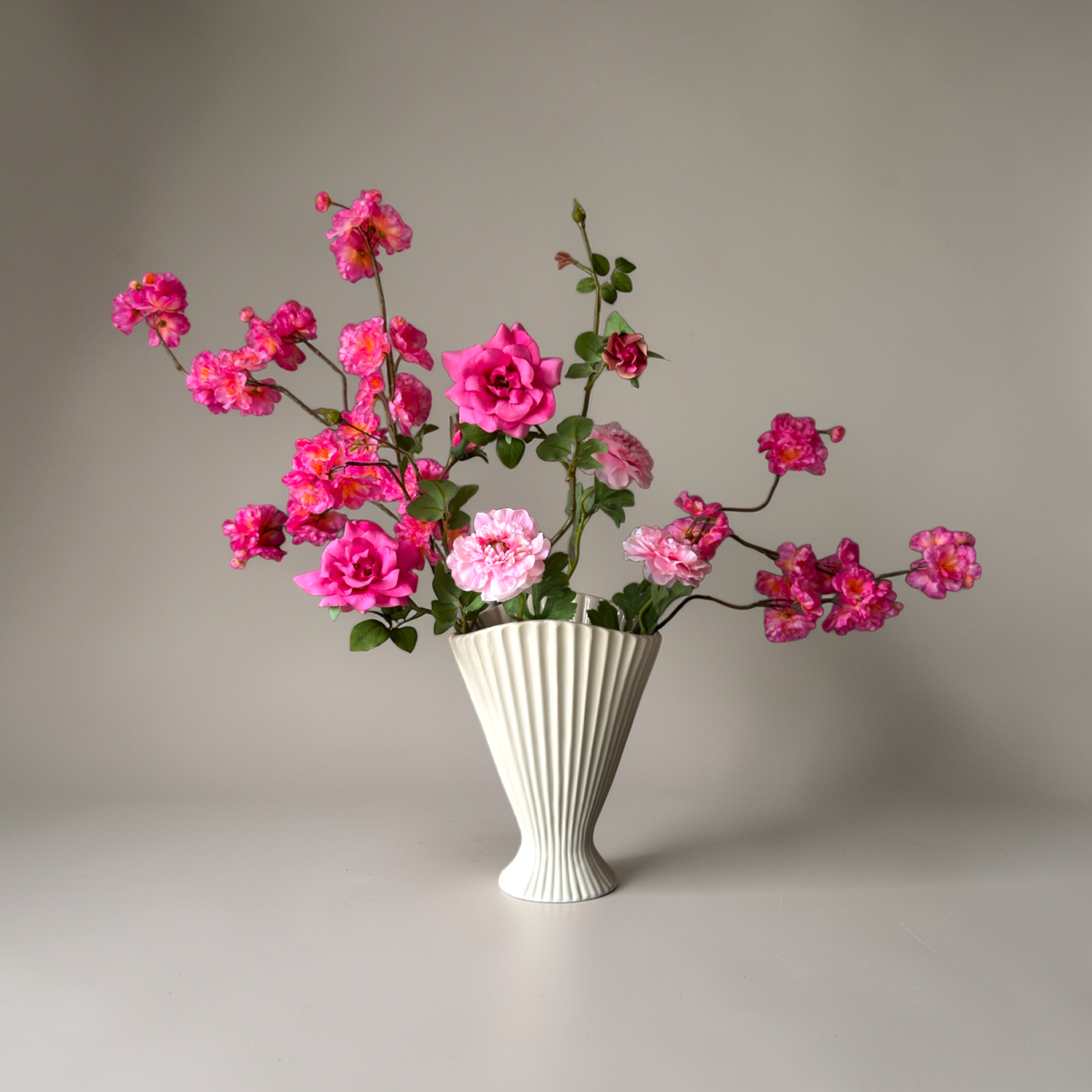 Luxe Pink Blossom Boeket met zijden roze bloesem, tuinrozen en ranonkels in een witte vaas voor tijdloze woondecoratie