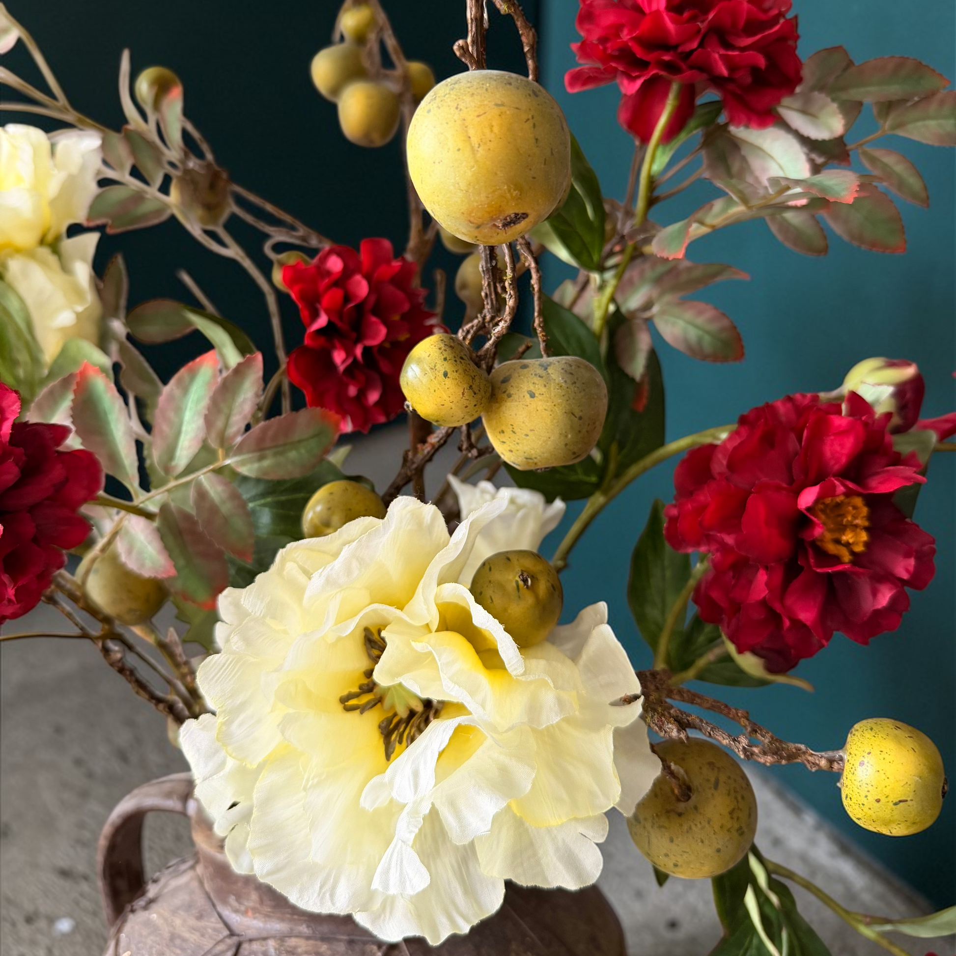 Rustiek Appel Boeket, een luxe zijden bloemen boeket met dieprode bloemen, zachte gele papavers, decoratieve appeltakken en natuurlijk ogende takken gestyled in een vaas