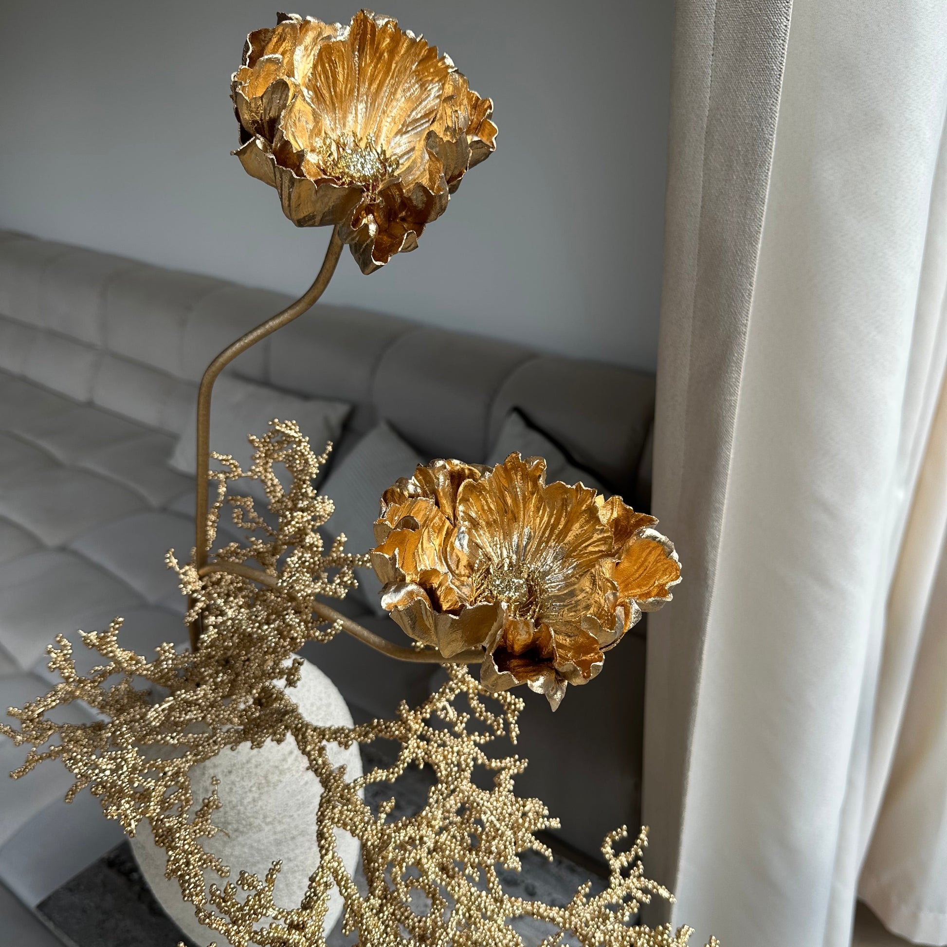 Luxe kunstbloemen boeket Golden Muse van Jardin Enchanté – handgemaakt met gouden papavers en koraalstelen. Perfect als stijlvolle winterdecoratie, kerstboeket of luxe woonaccessoire. Hoogwaardig kunstboeket met zijden bloemen, ideaal voor interieur styling en tijdloze elegantie in huis.