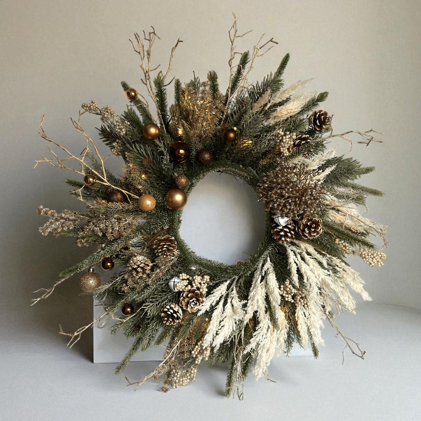 luxe kunstkerstkrans met warme LED-verlichting, gouden kerstballen, dennenappels en pampasgras – elegante kunstkrans met glitters en natuurlijke uitstraling voor aan de muur of voordeur.