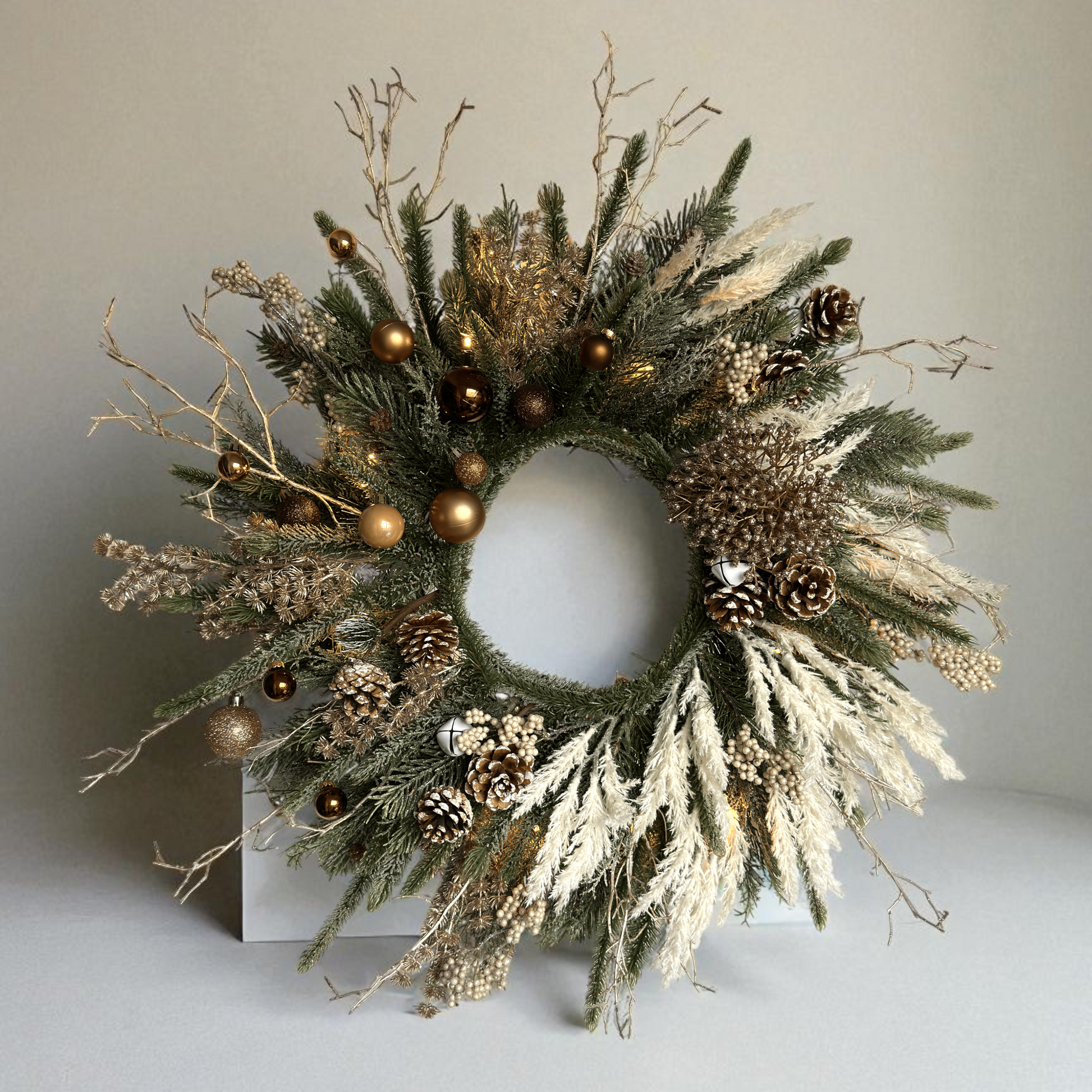 luxe kunstkerstkrans met warme LED-verlichting, gouden kerstballen, dennenappels en pampasgras – elegante kunstkrans met glitters en natuurlijke uitstraling voor aan de muur of voordeur.